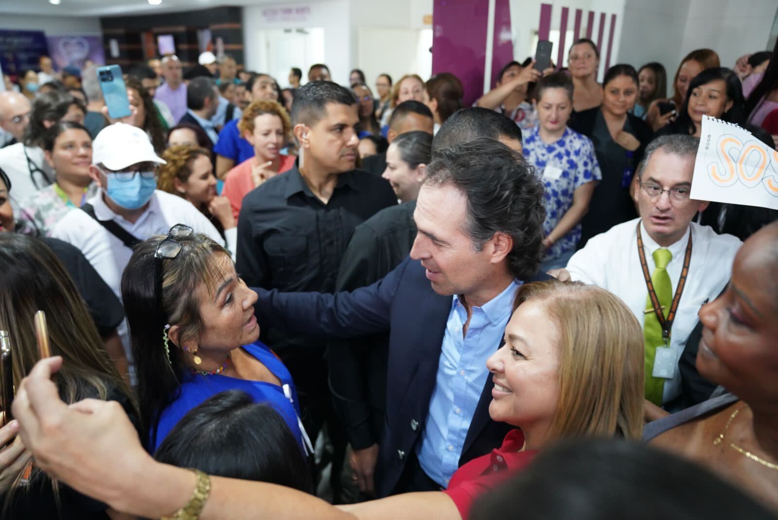 'Fico' Gutiérrez con los trabajadores del Hospital General de Medellín
