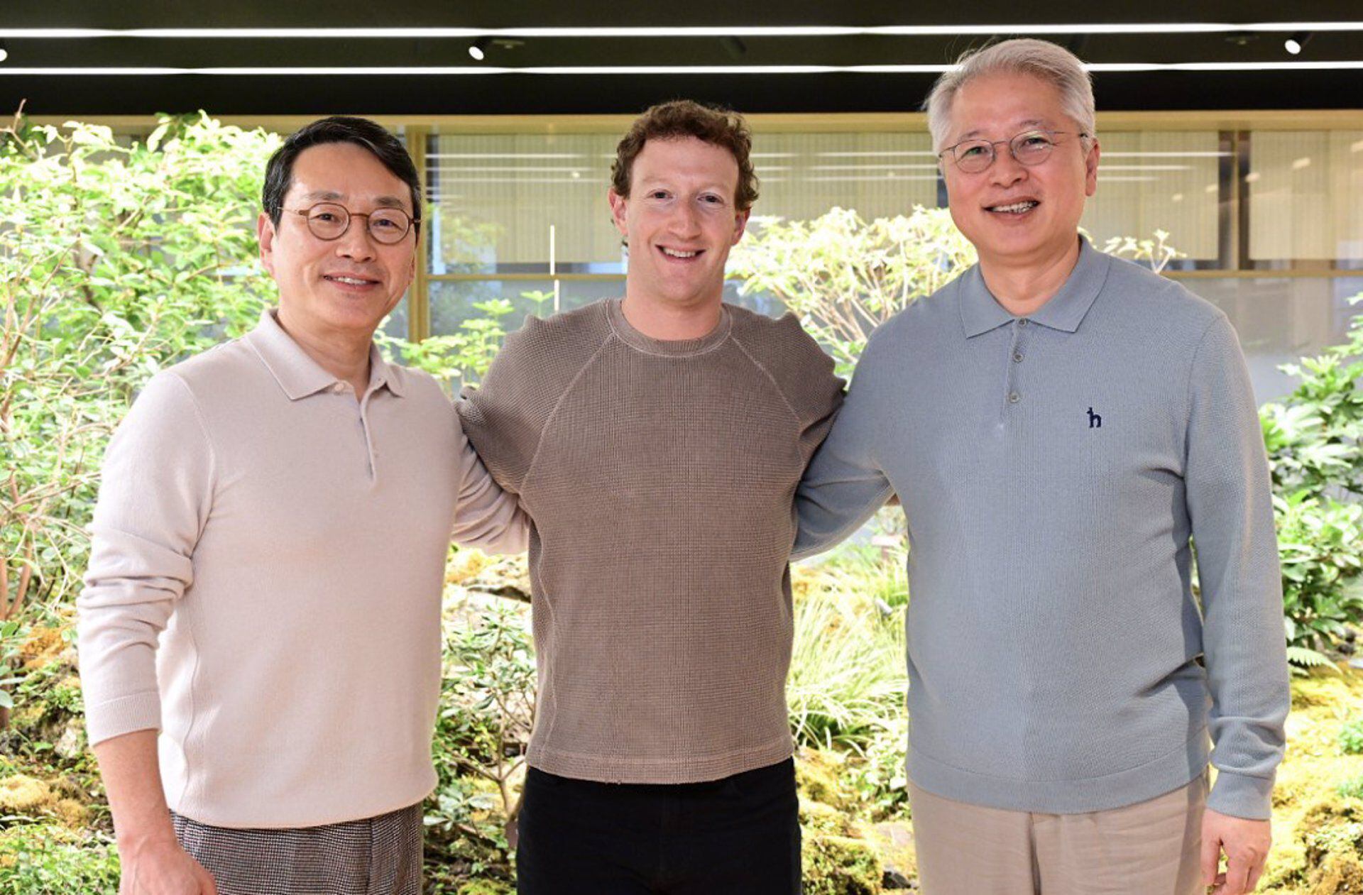 Mark Zuckerberg en un encuentro con el CEO de LG, William Cho, y el Presidente de Home Entertainment Company, Park Hyoung-sei (Europa Press)