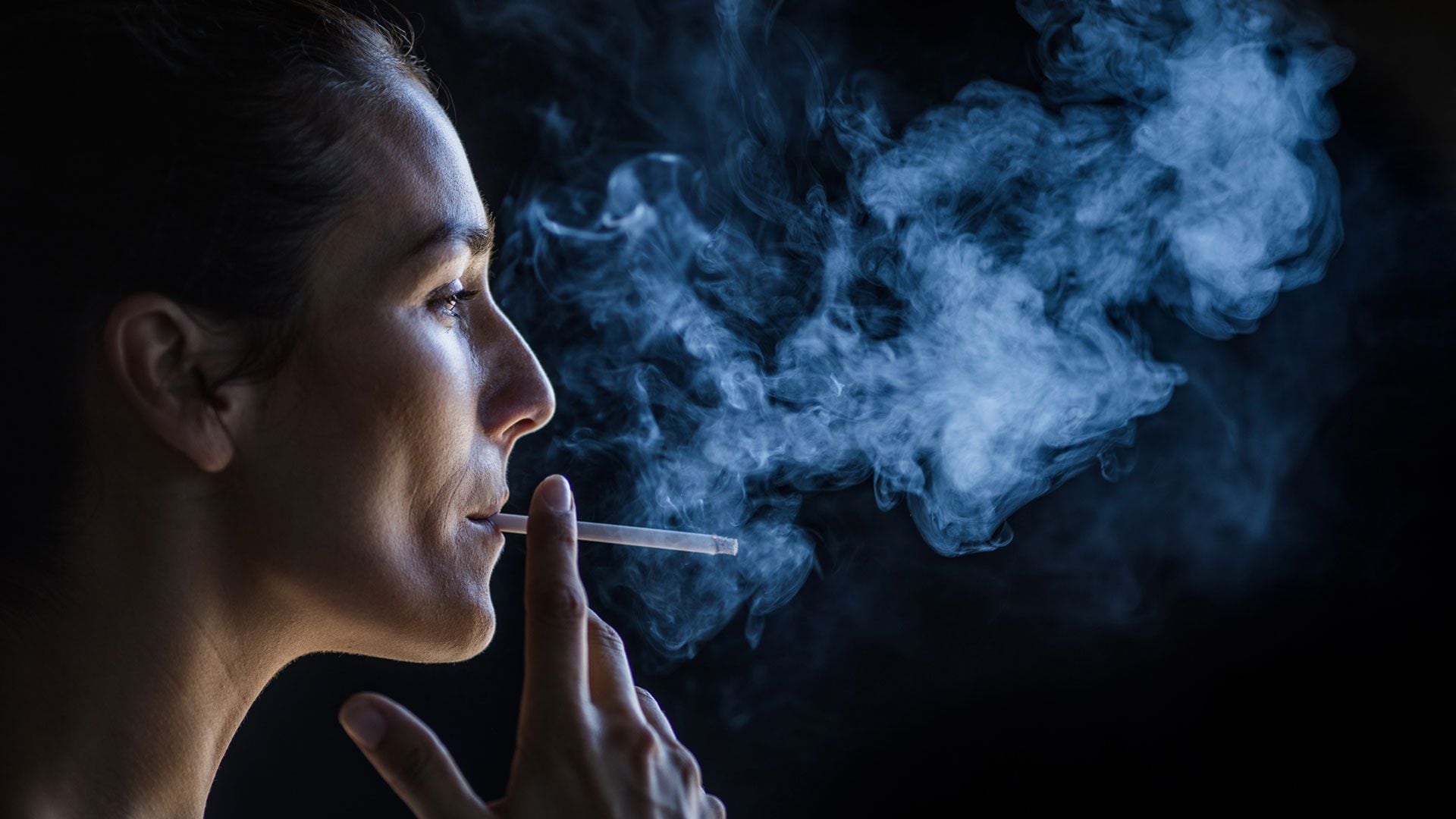 Si bien las cajas de cigarrillos muestran advertencias sobre enfermedades pulmonares y otros problemas de salud, aún es necesario tomar conciencia de la conexión entre el tabaquismo y las enfermedades mentales (Getty)
