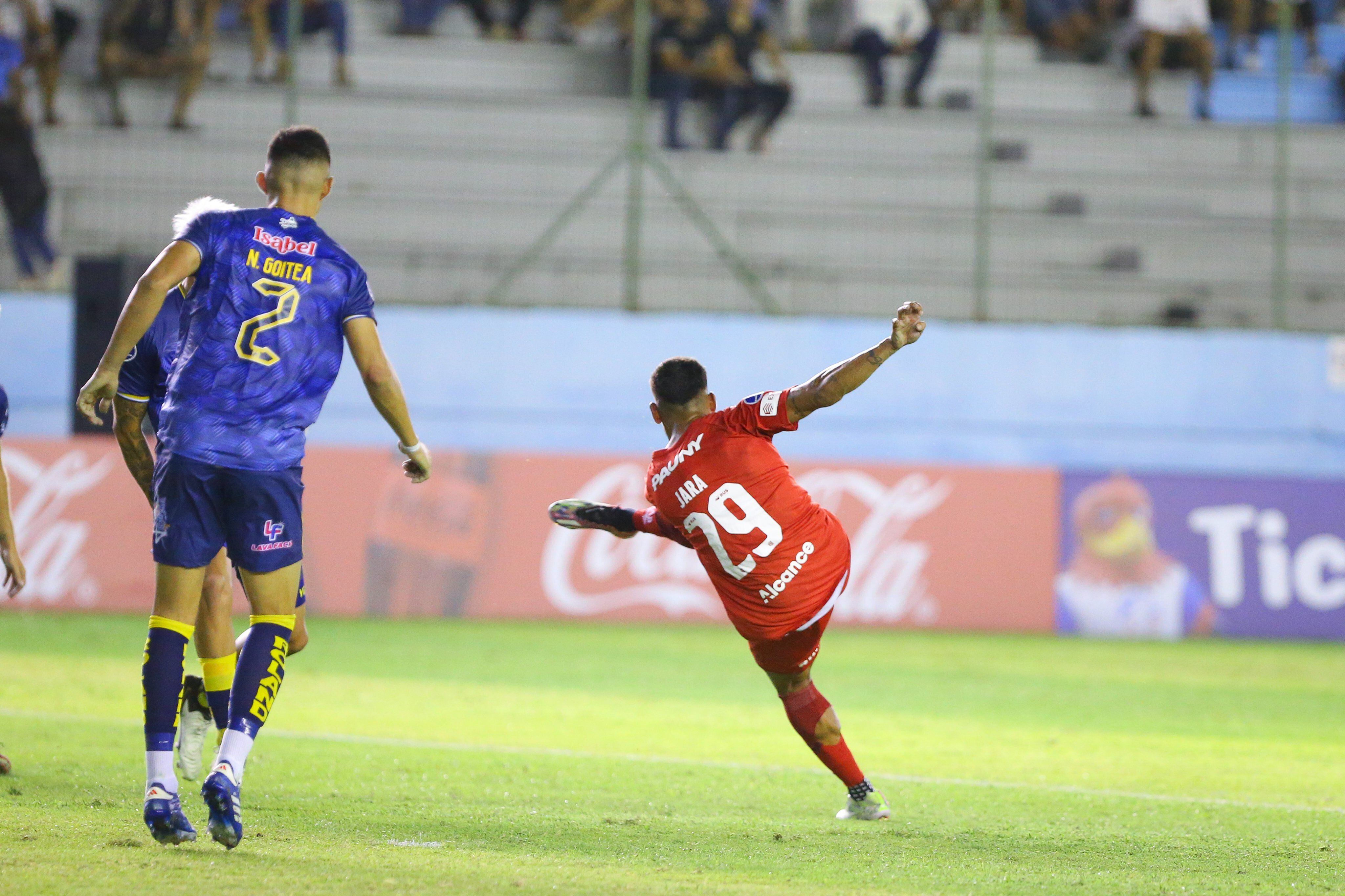 Franco Jara marcó un golazo de tijera y abrió el marcador en Ecuador (@Belgrano)