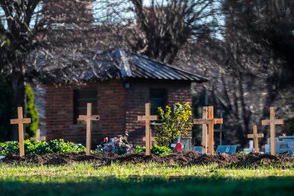 Vista de varias cruces sobre las tumbas de los fallecidos por COVID-19 en el Cementerio de Flores, en Buenos Aires (Argentina). EFE/Juan Ignacio Roncoroni/Archivo
