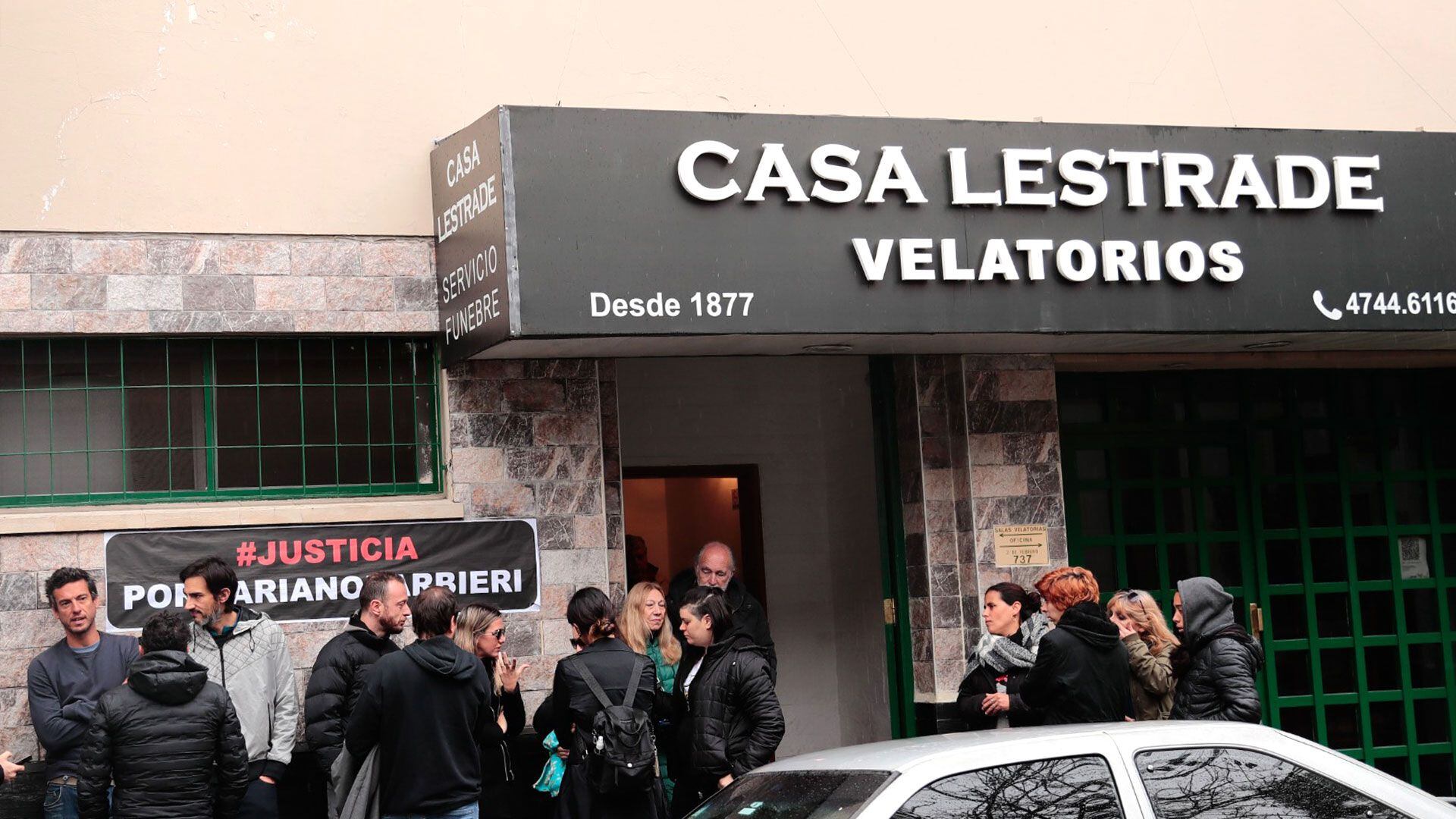 #JusticiaPorMarianoBarbieri, reza el cartel colocado en la puerta de la sala velatoria 