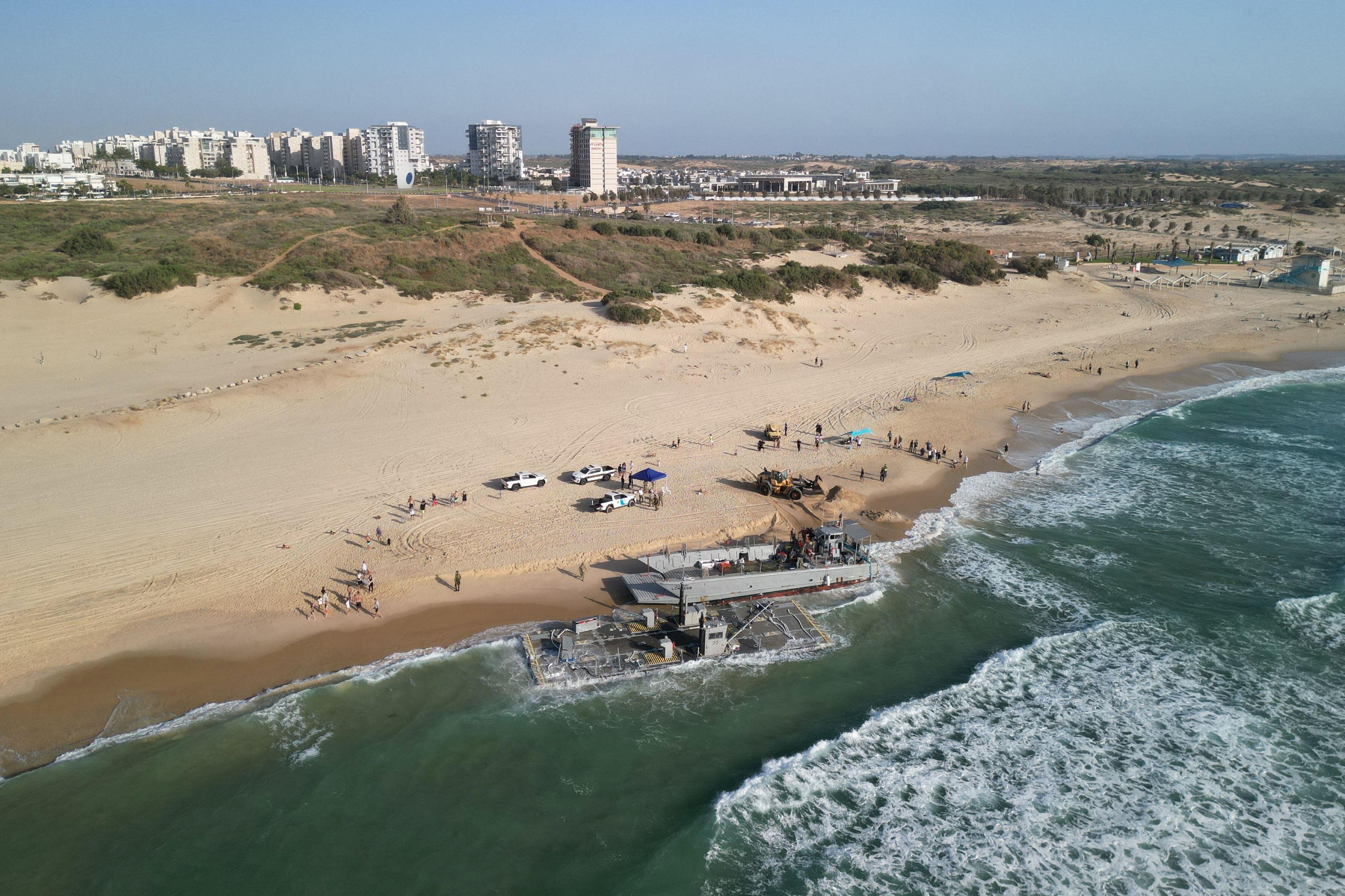 Un drone captó la escena de los buques atascados en la costa mediterránea en Ashdod, Israel, este 25 de mayo (REUTERS/Amir Cohen)