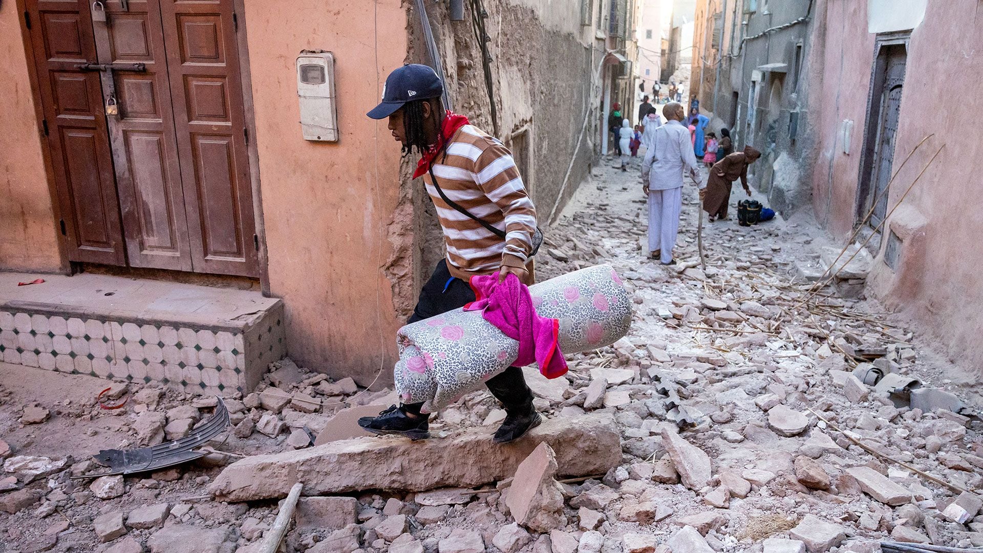 La gente saca sus pertenencias (FADEL SENNA/AFP)