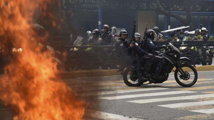 El coronel pidió a los militares no atacar al pueblo venezolano (YURI CORTEZ / AFP)