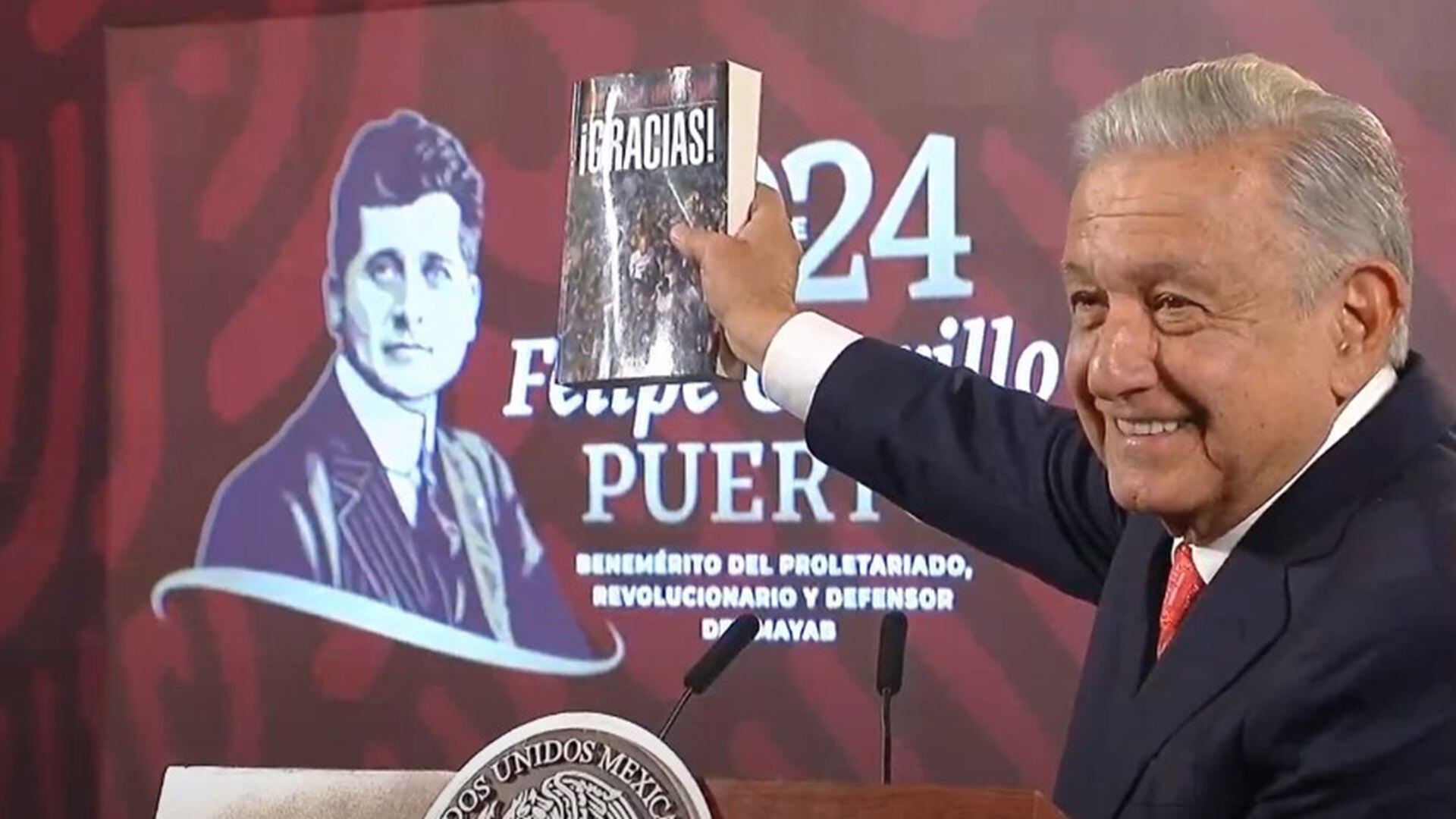 El presidente López Obrador hojeó un ejemplar de su más reciente libro, el cual se publicará la próxima semana.