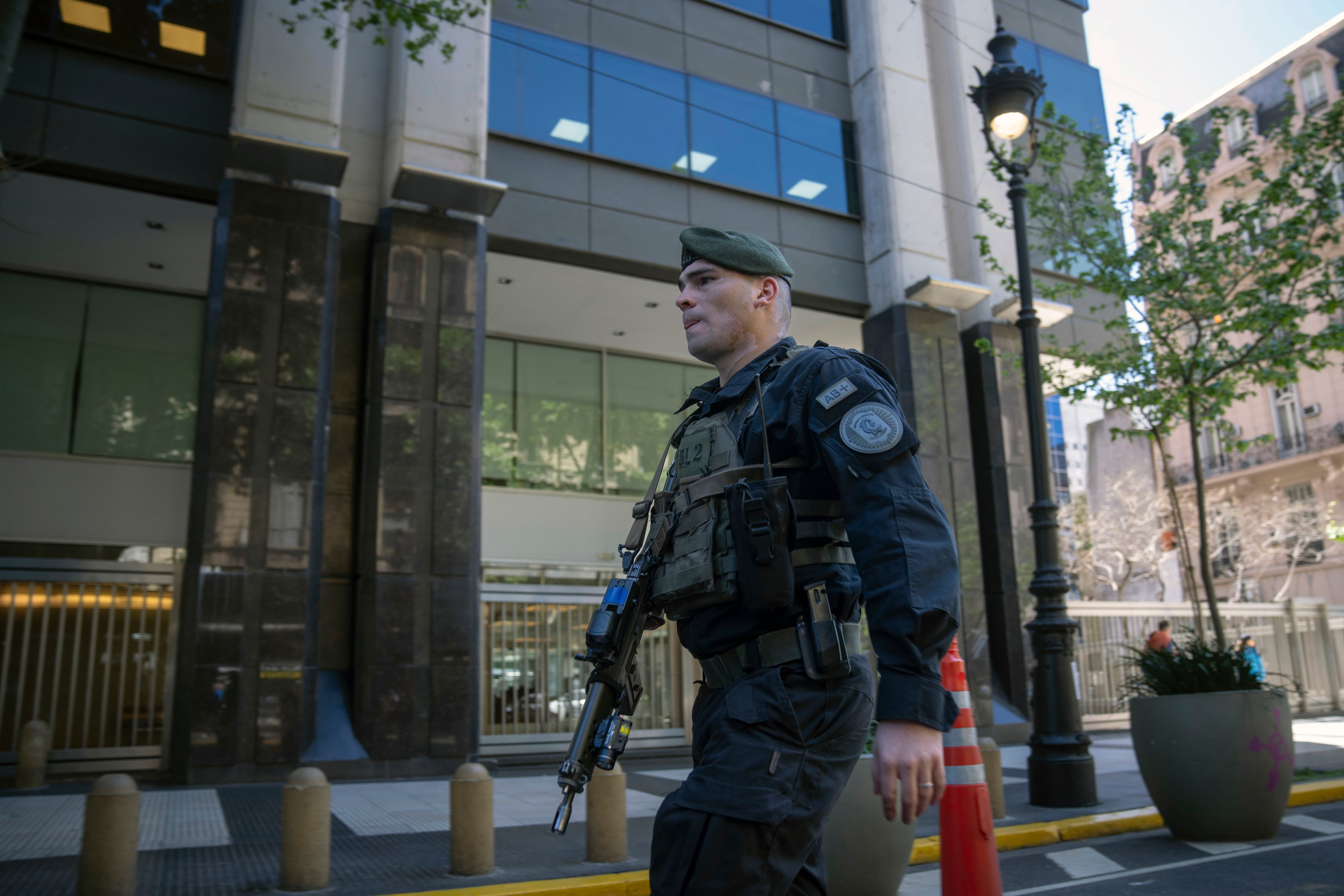 Un agente de policía de una unidad especializada pasa por el edificio que alberga a la embajada de Israel después de una amenaza de bomba en Buenos Aires, Argentina, el miércoles 18 de octubre (AP Foto/Víctor R. Caivano)