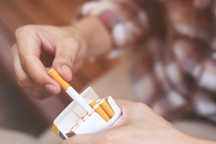 Un nuevo estudio publicado en la revista Lancet Respiratory Medicine asegura que fumar solo algunos cigarrillos por día causa un daño pulmonar similar a fumar más de un paquete por día (Shutterstock)