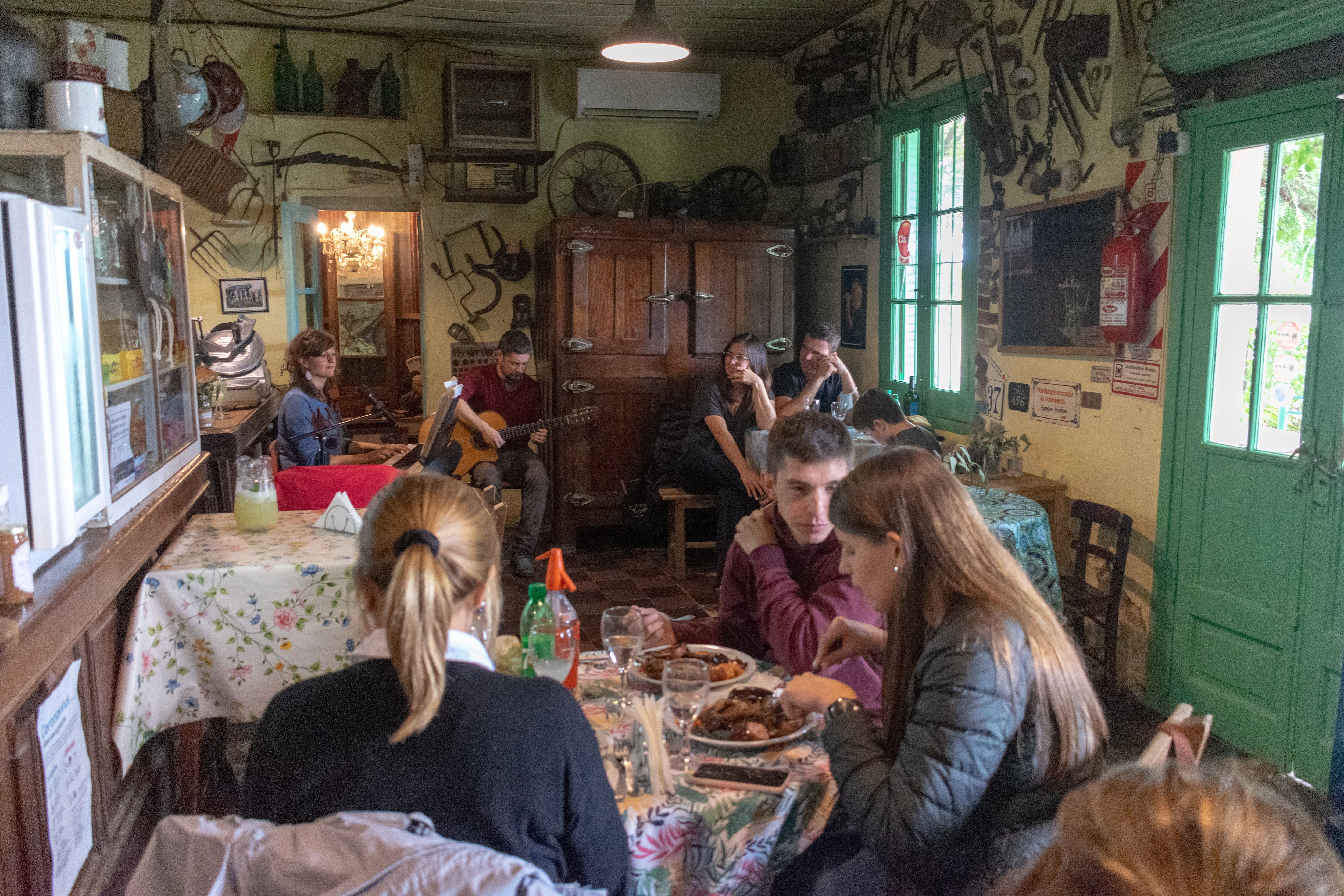 A salón lleno en el interior del almacén, que cuenta con otro espacio adicional, además del sector al aire libre, para aumentar su capacidad (Foto: Instagram @tamboovino4esquinas)