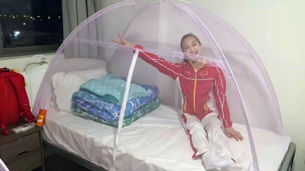 Una gimnasta del equipo olímpico chino mostró su estrategia para evitar contraer el virus del zika