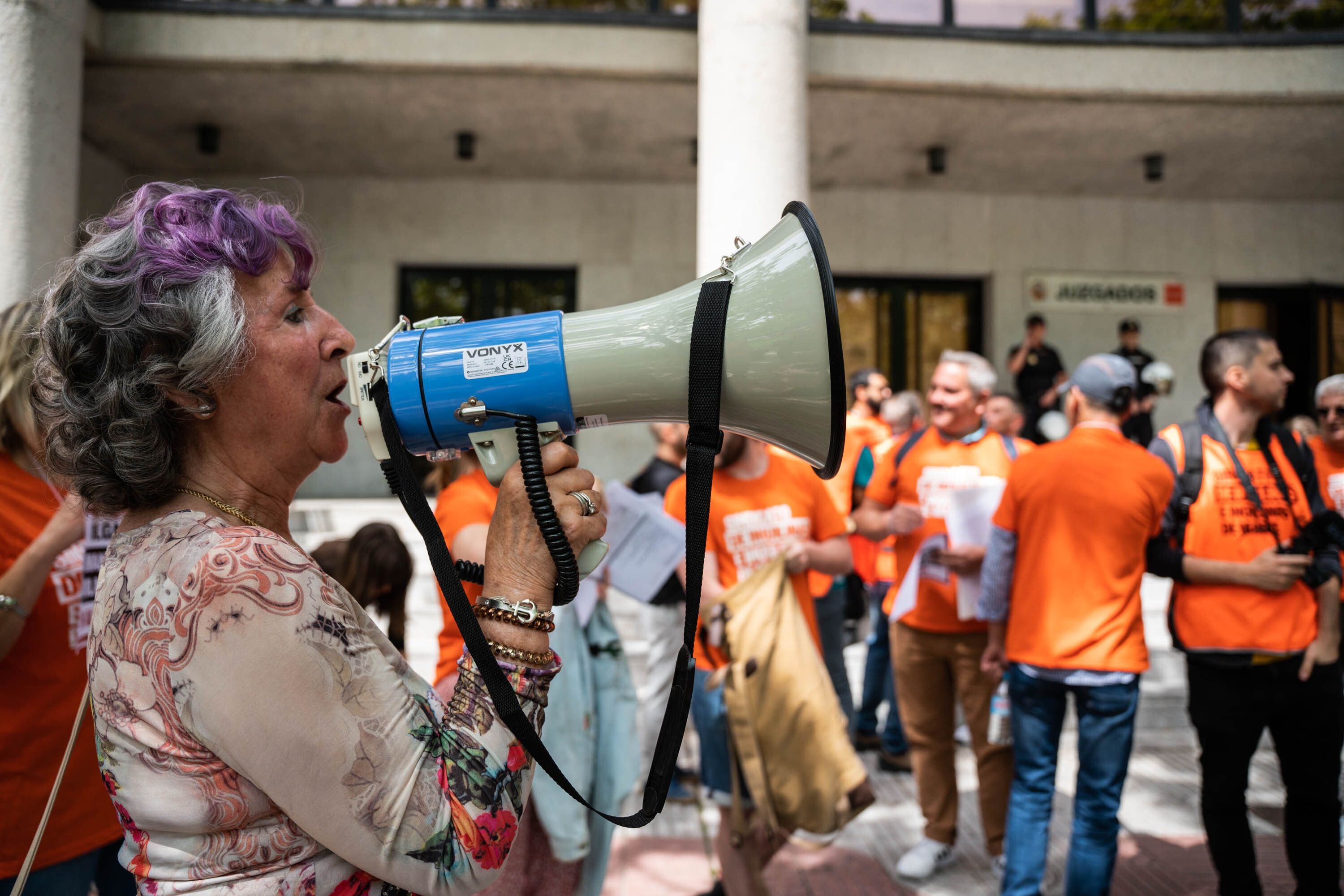 Una mujer sujeta un megáfono durante una protesta contra los desahucios en una imagen de archivo. (Matias Chiofalo / Europa Press)