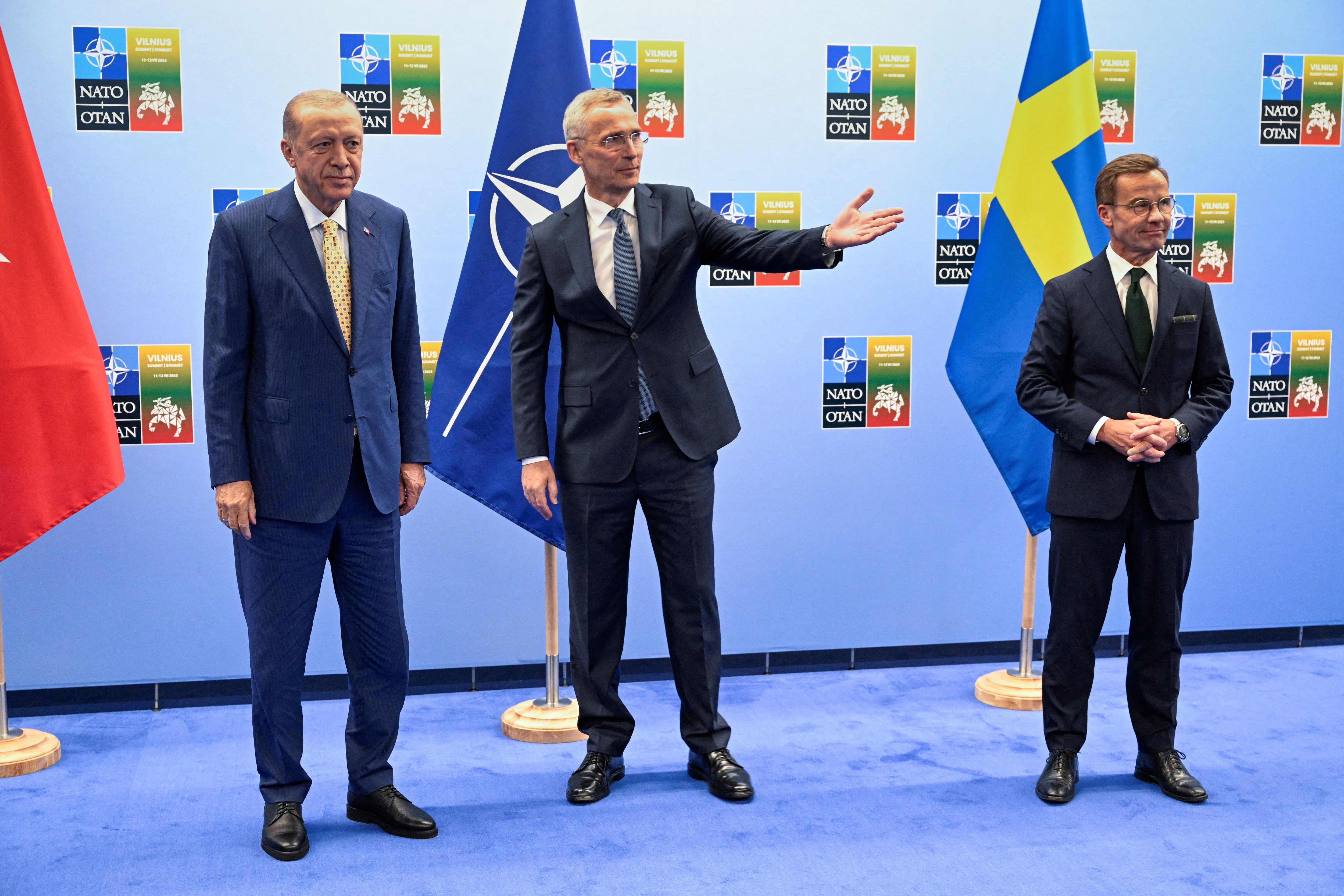 El presidente turco Tayyip Erdogan, el primer ministro sueco Ulf Kristersson y el secretario general de la OTAN Jens Stoltenberg (Henrik Montgomery /TT News Agency/via REUTERS)
