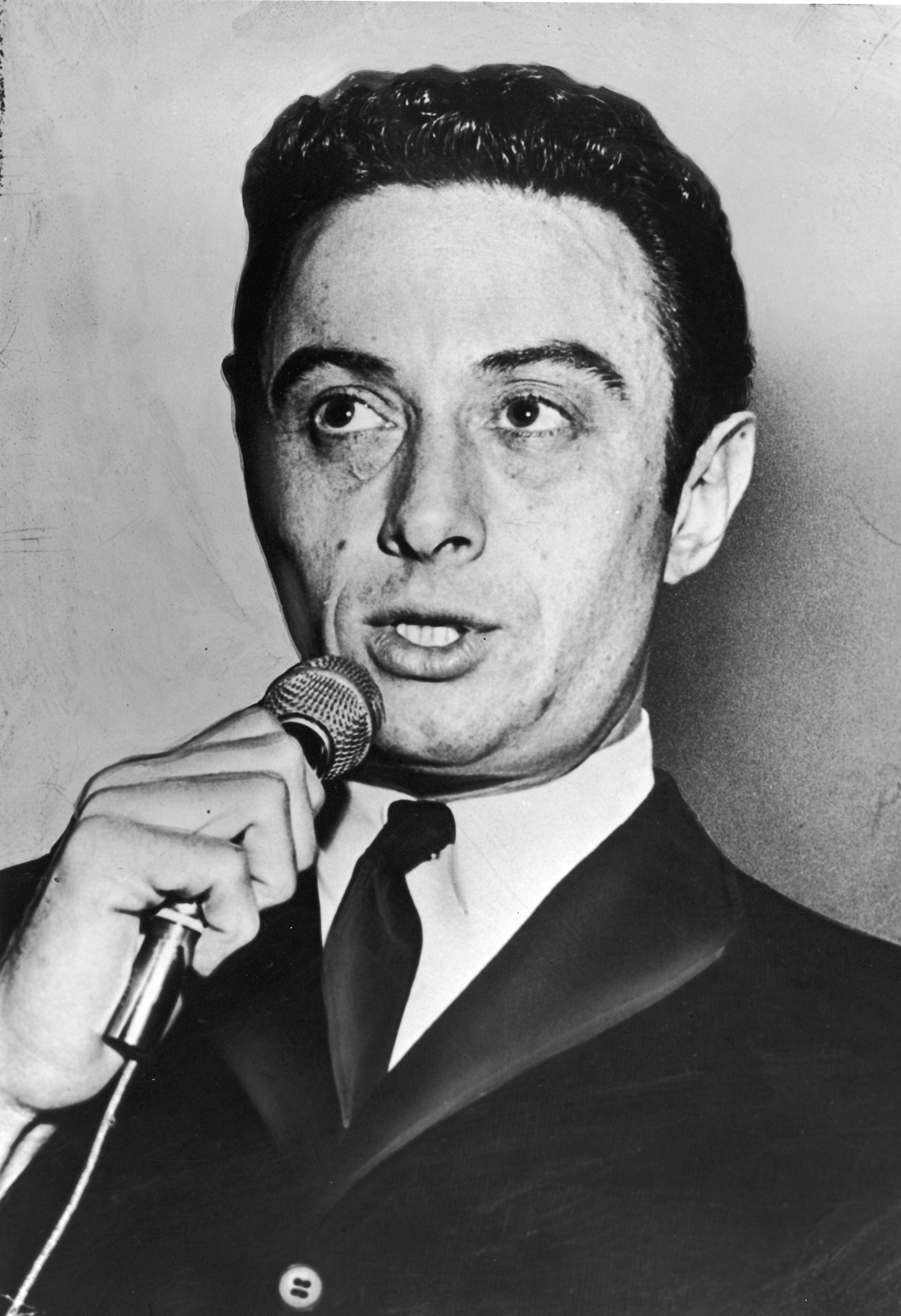 Lenny Bruce nació como Leonard Alfred Schneider y conoció el mundo del espectáculo por su madre, también humorista, Sally Marr. (Hulton Archive/Getty Images) 