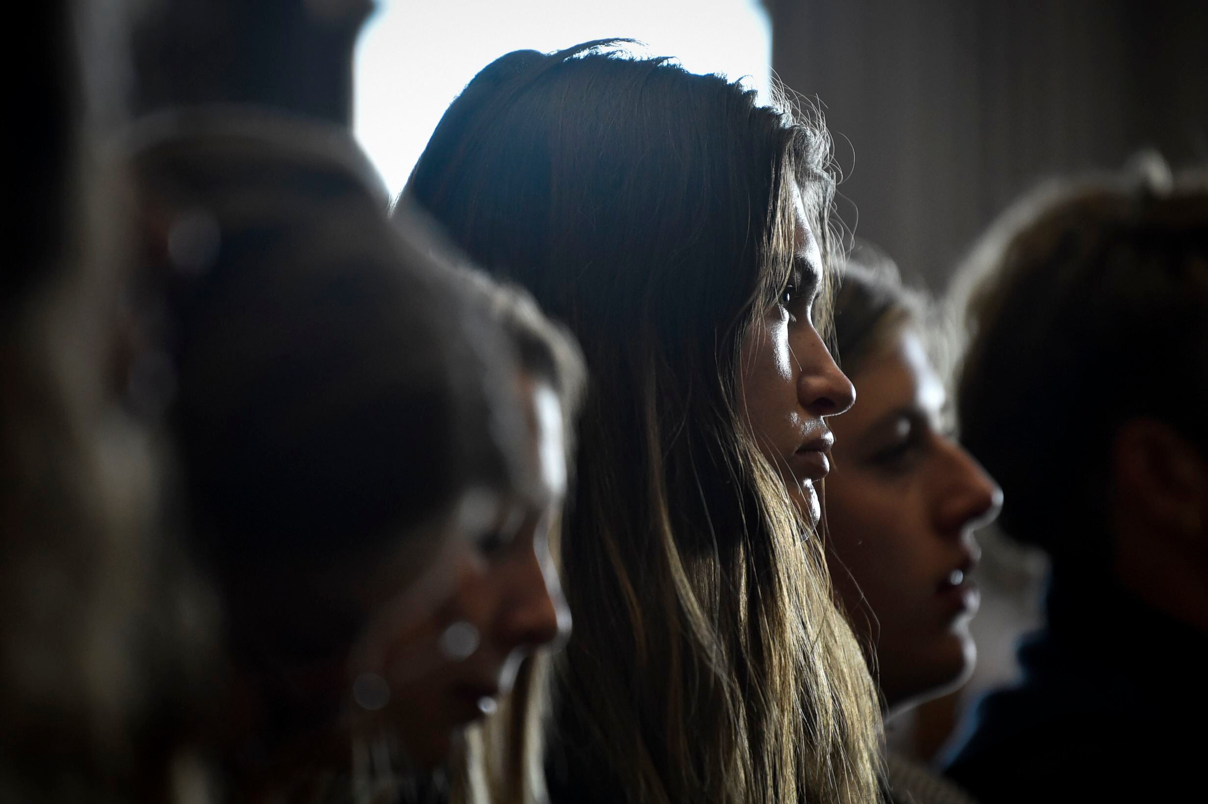 La demandante principal, Rikki Held, escucha el testimonio durante una audiencia en la demanda por el cambio climático, Held vs. Montana, en el juzgado del condado de Lewis y Clark el 20 de junio de 2023, en Helena, Mont. (Thom Bridge/Independent Record via AP, File)