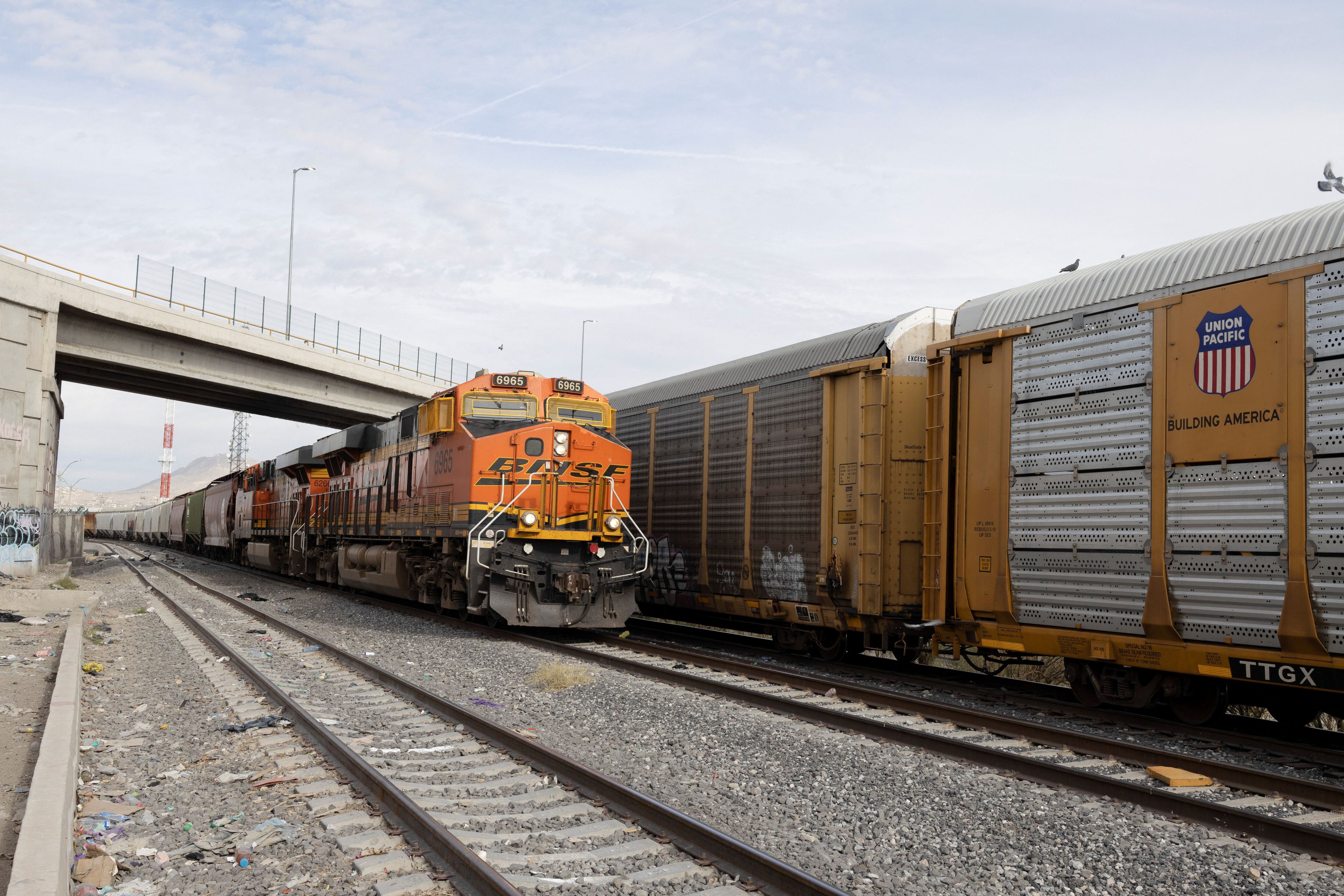 Se ven trenes de carga varados en un patio ferroviario después de que las autoridades estadounidenses cerraron puentes ferroviarios en Eagle Pass y El Paso, Texas, con el fin de redirigir al personal para frenar un aumento de la migración, en Ciudad Juárez, México (Foto: Reuters)