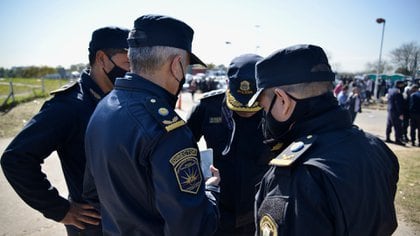 Los policías siguieron en La Matanza el anuncio a través de sus teléfonos celulares (Foto: Gustavo Gavotti)