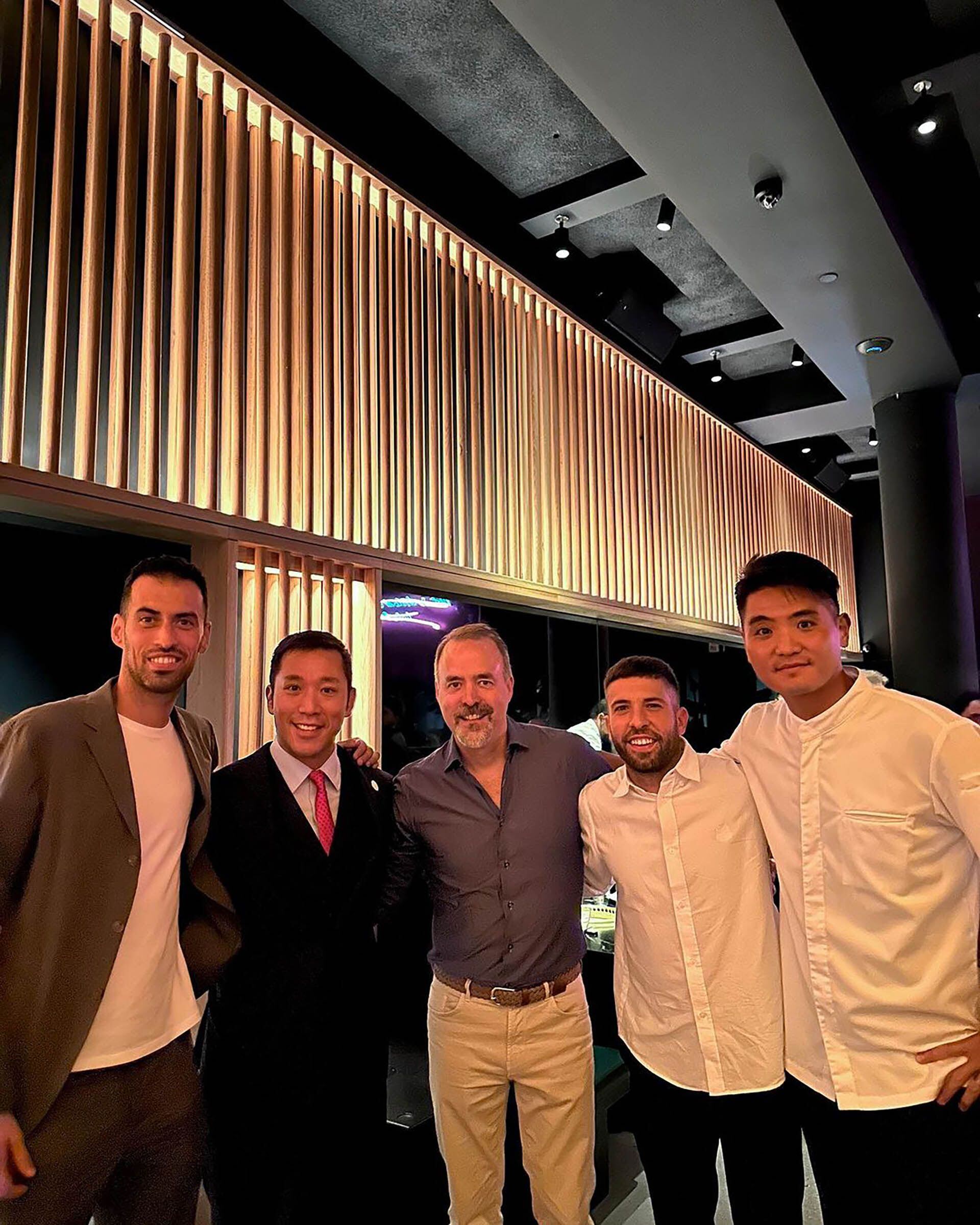 Sergio Busquets, Jordi Alba y Jorge Mas con los dueños del restaurante coreano (Instagram: Cote Miami)