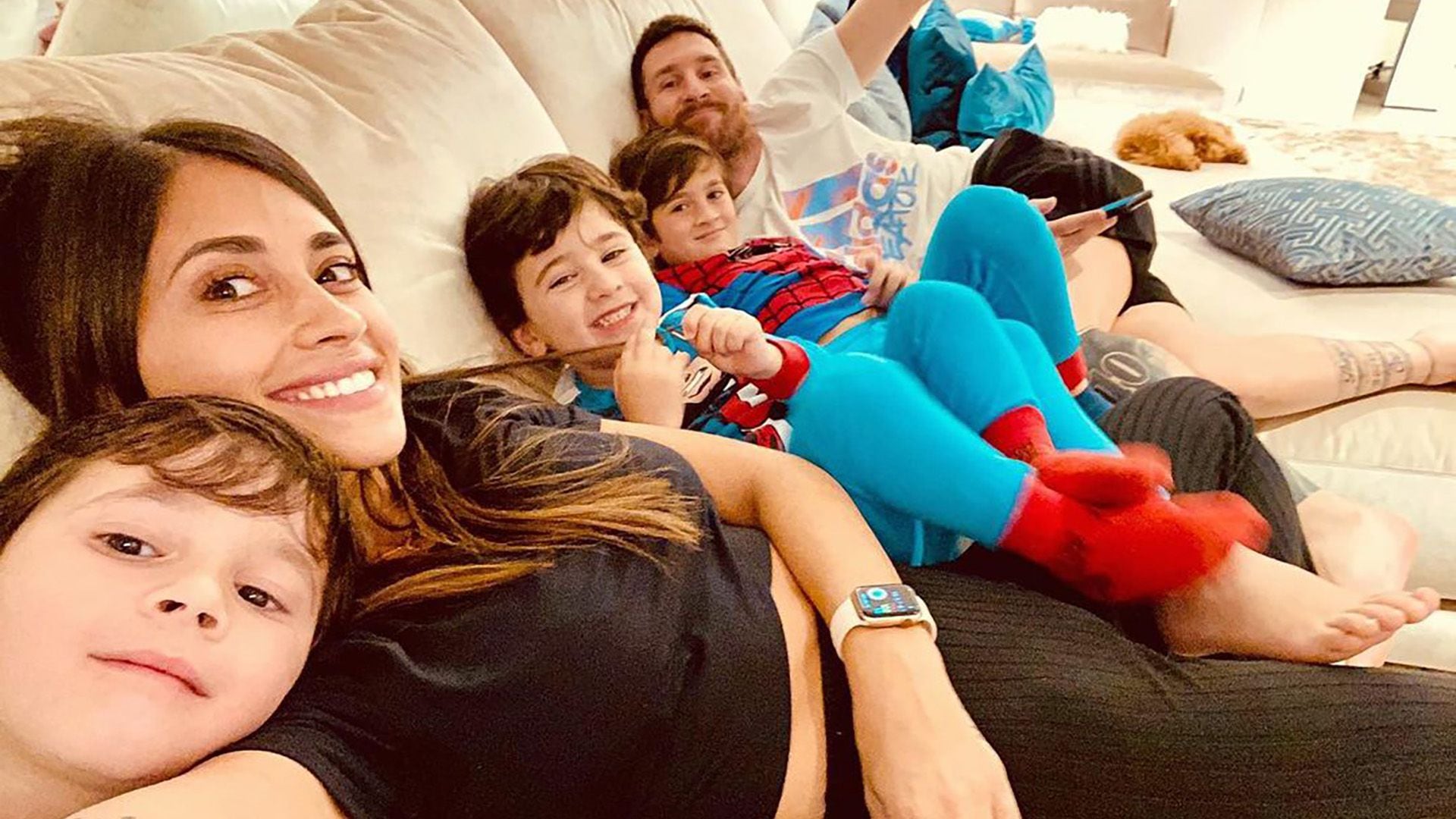 Antonela Roccuzo, la esposa de Messi, junto a su familia