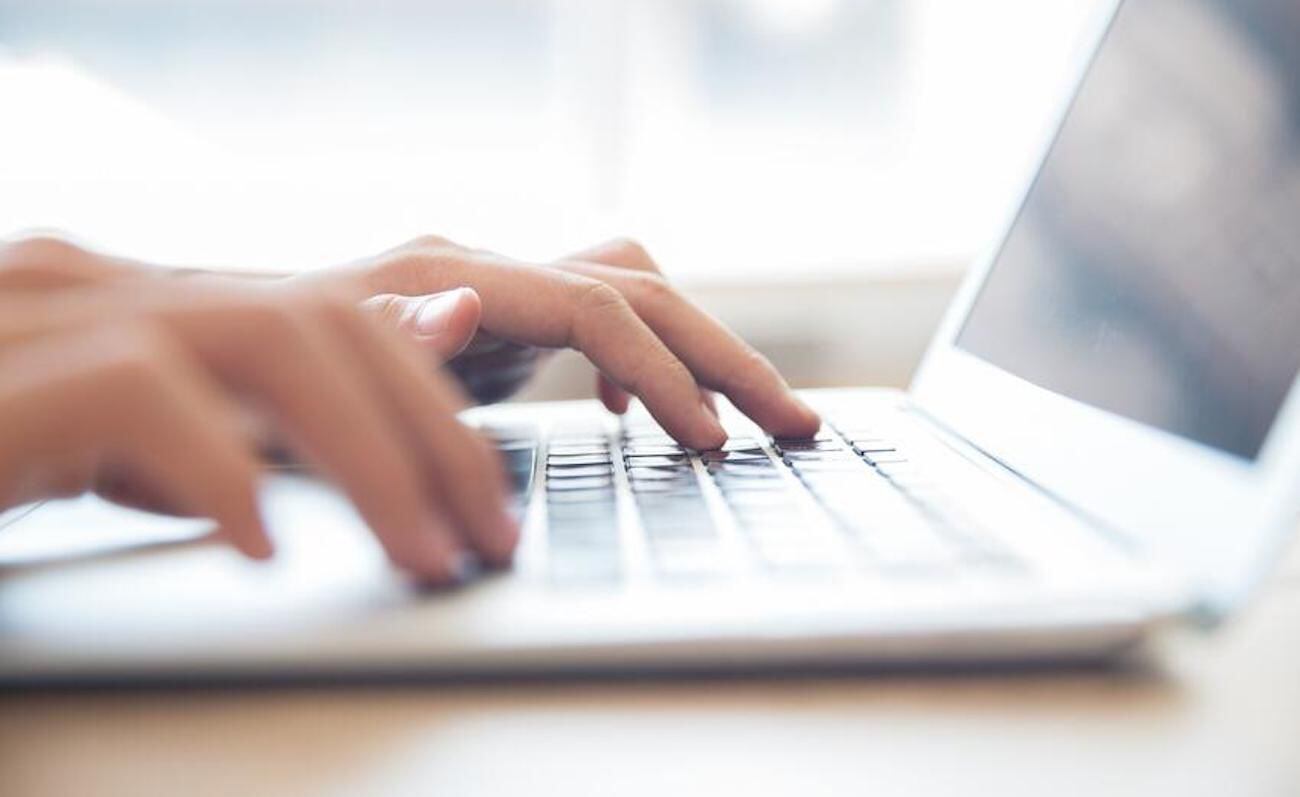 La mujer pretendía adquirir un computador portatil suplantando la identidad de una persona. Foto: Freepik/Referencia