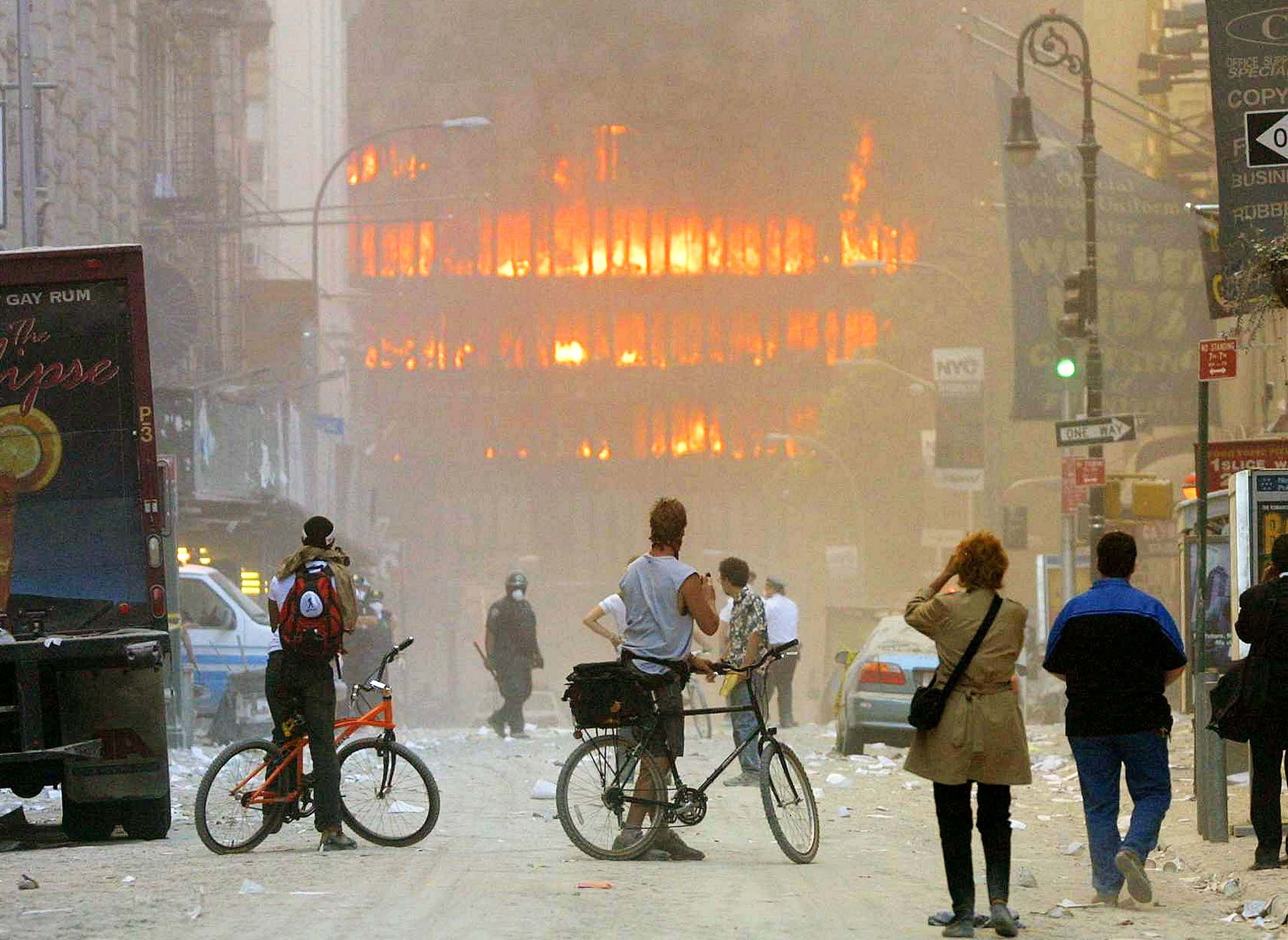 A las 10.05, hora local de Nueva York cayó la torre sur del complejo World Trade Center. Fue la primera en derrumbarse. El fuego en las bases generaba ardor en las zonas aledañas. (Foto: Mario Tama/Getty Images)