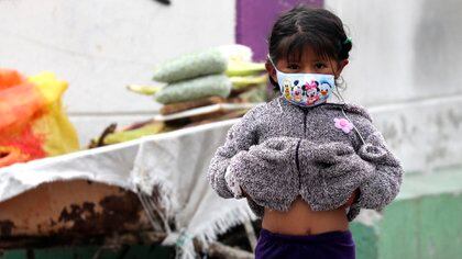 Una niña con barbijo en las calles de Quito (AP Photo/Dolores Ochoa)