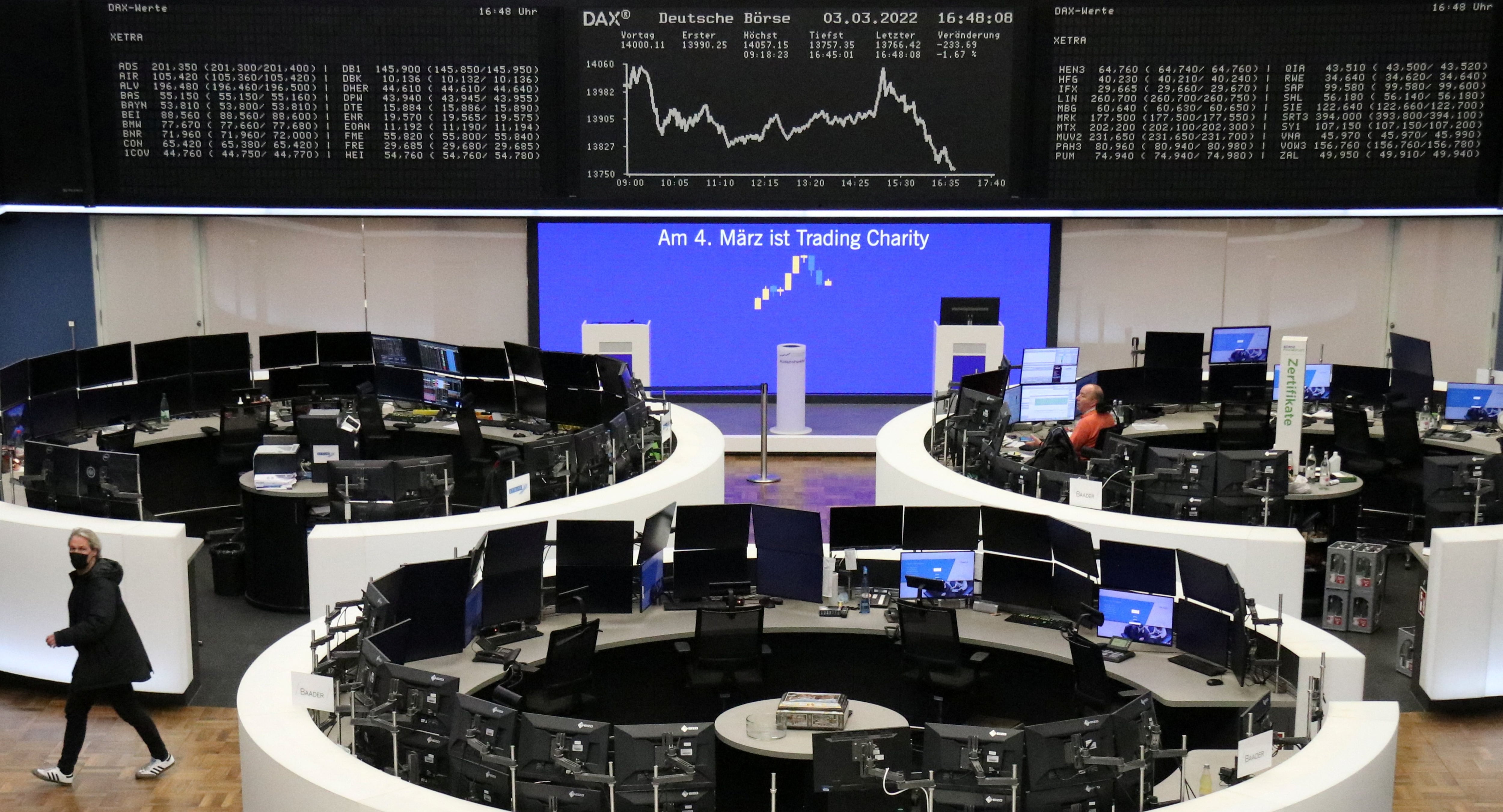 El gráfico del índice bursátil alemán DAX aparece en la bolsa de Frankfurt, Alemania, el 3 de marzo de 2022. REUTERS