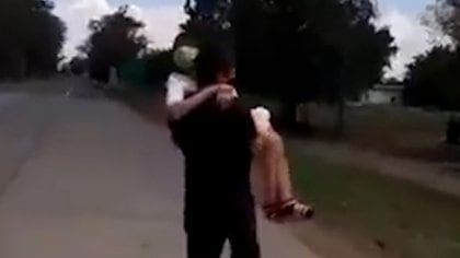El hombre caminó 5 kilómetros con su hija en brazos para cruzar la frontera que separa a Tucumán con  Santiago del Estero