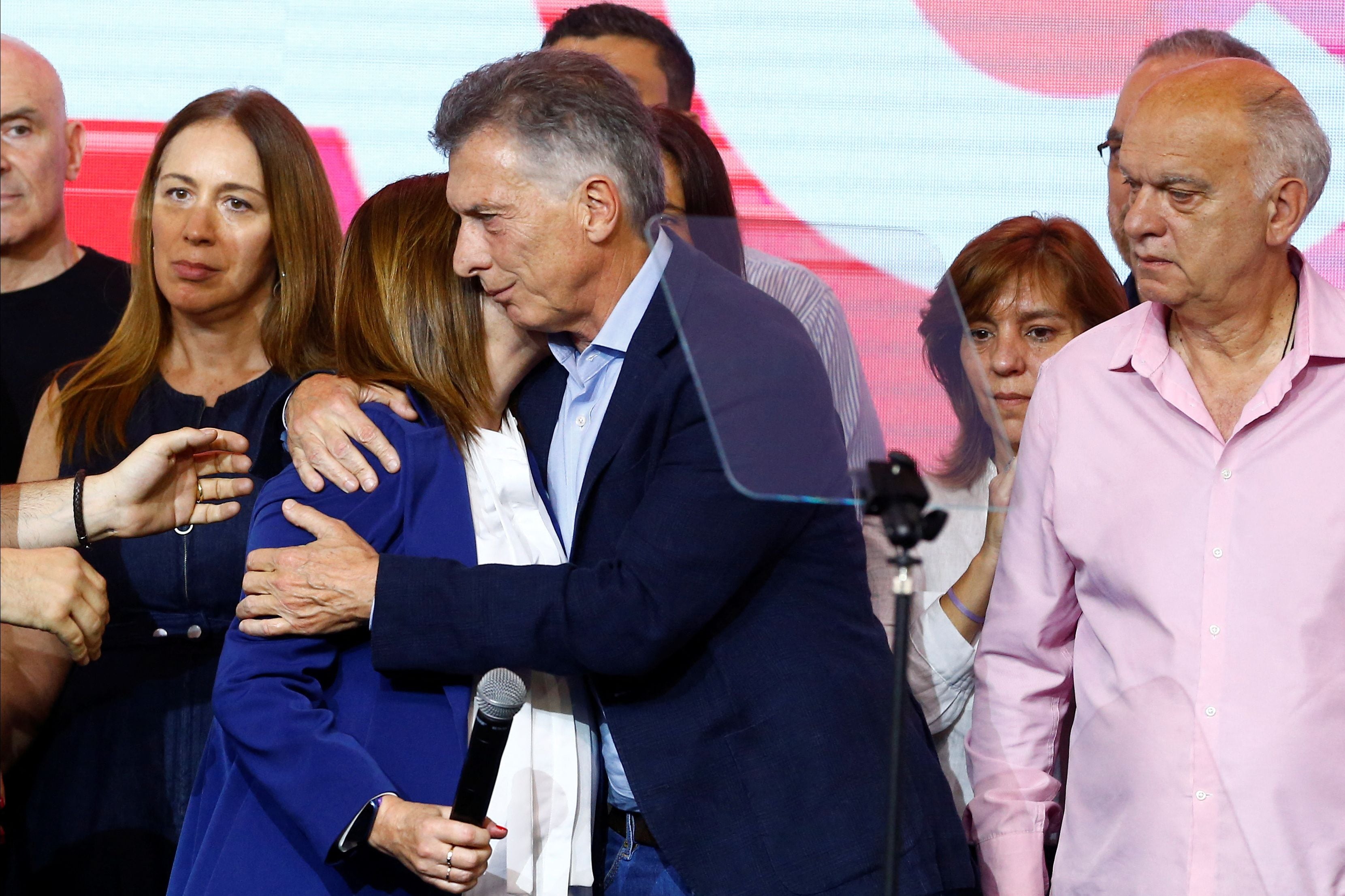 Mauricio Macri y Patricia Bullrich, en el abrazo de la noche de la derrota