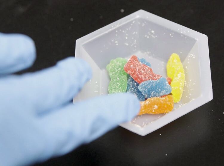 Las muestras de marihuana comestible se reservan para su evaluación en Cannalysis, un laboratorio de análisis de cannabis, en Santa Ana, California. (THE CANADIAN PRESS / AP / Chris Carlson)