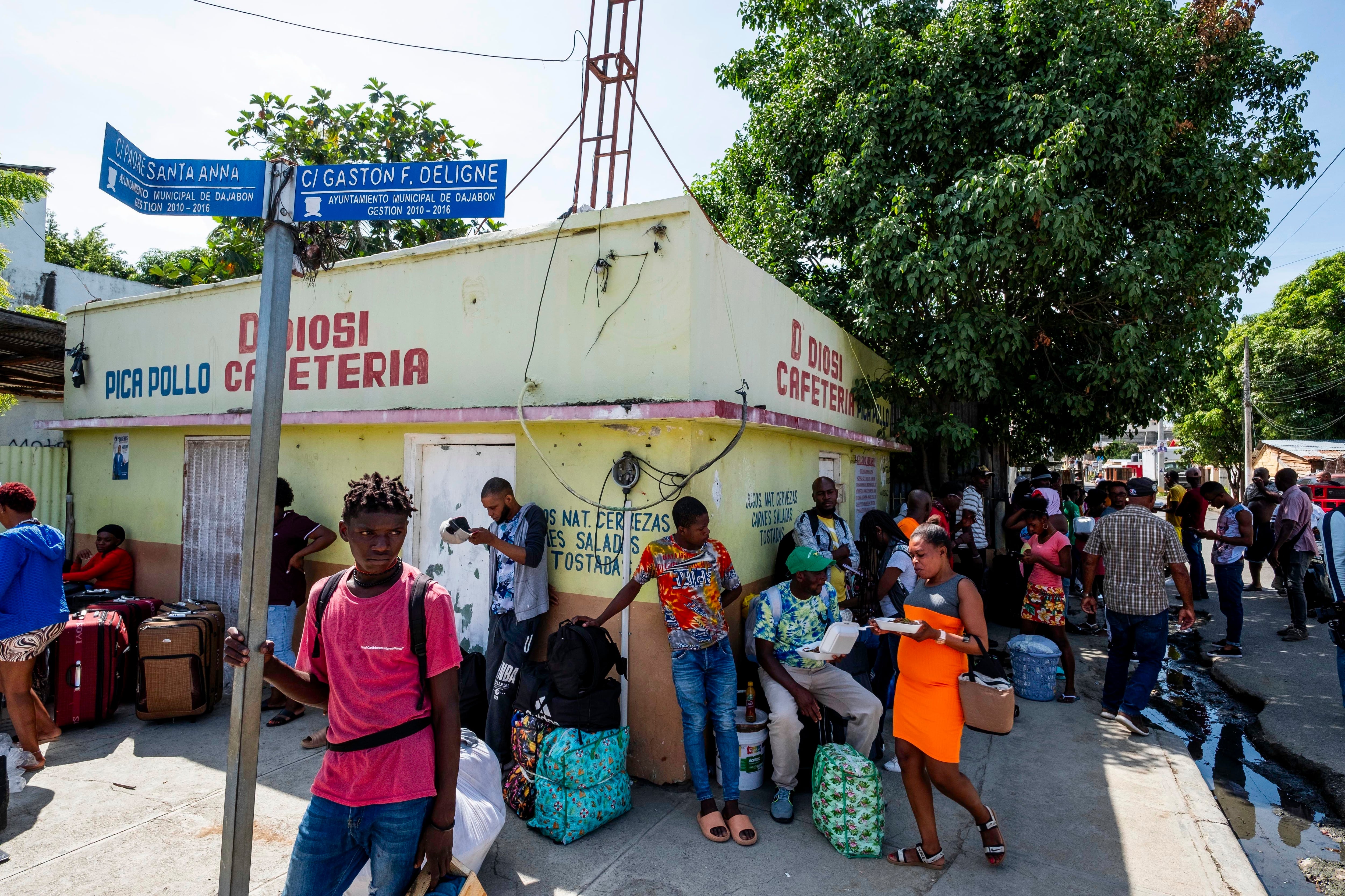 Varias personas custodian bolsas llenas de mercancía que adquirieron en Dajabón, República Dominicana, antes de cruzar la frontera para regresar a Haití (AP Foto/Ricardo Hernández)