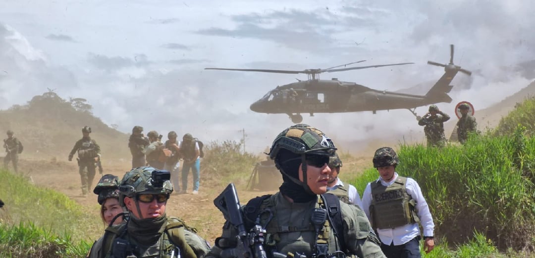 El Ejército Nacional entró con artillería pesada al corregimiento El Plateado durante la operación Perseo - crédito @GustavoBolivar/X