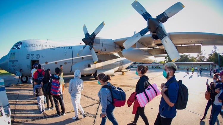 Los argentinos ingresando al avión Hércules (Foto: @RossiAgustinOk)