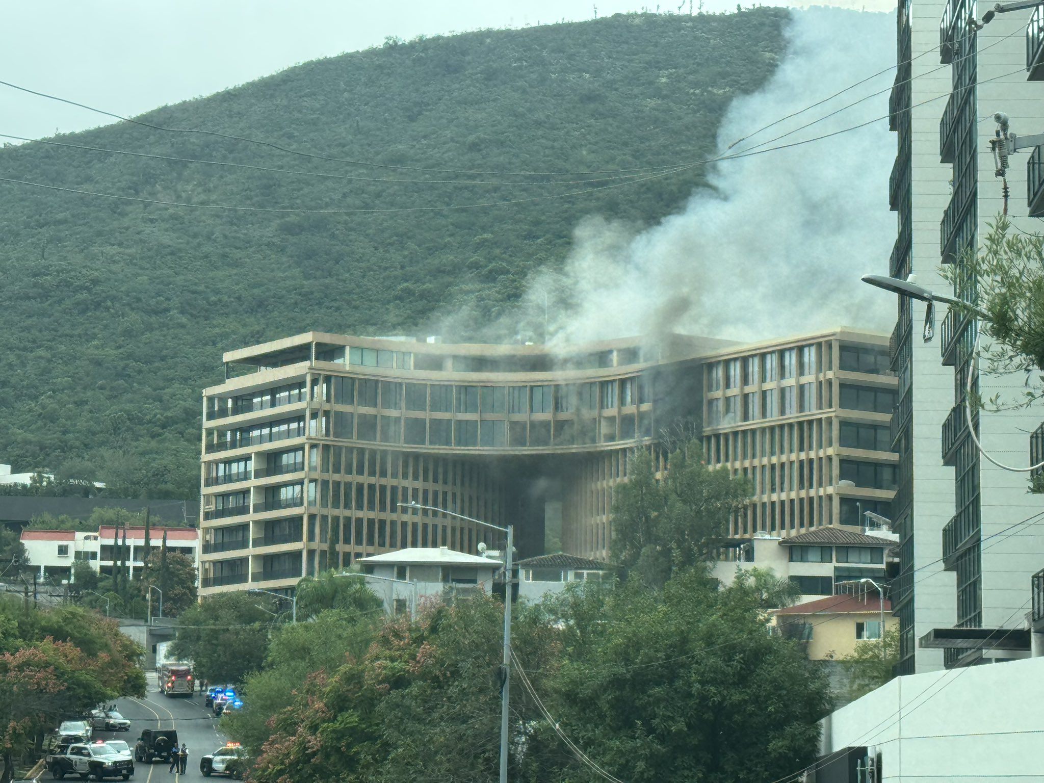 El edificio fue desalojado debido al incendio (Foto: X/@zike669)