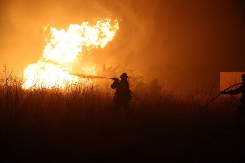 Un bombero intenta extinguir un incendio que arde cerca del pueblo de Makri, en la región de Evros, Grecia, 22 de agosto de 2023. REUTERS/Alexandros Avramidis