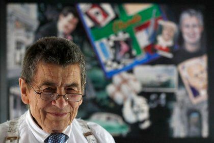 El abogado de derechos humanos Geoffrey Nice, frente a un mural de fotos hecho por un amigo en su casa en Adisham, Inglaterra, el miércoles 2 de septiembre de 2020 (AP Photo / Frank Augstein)