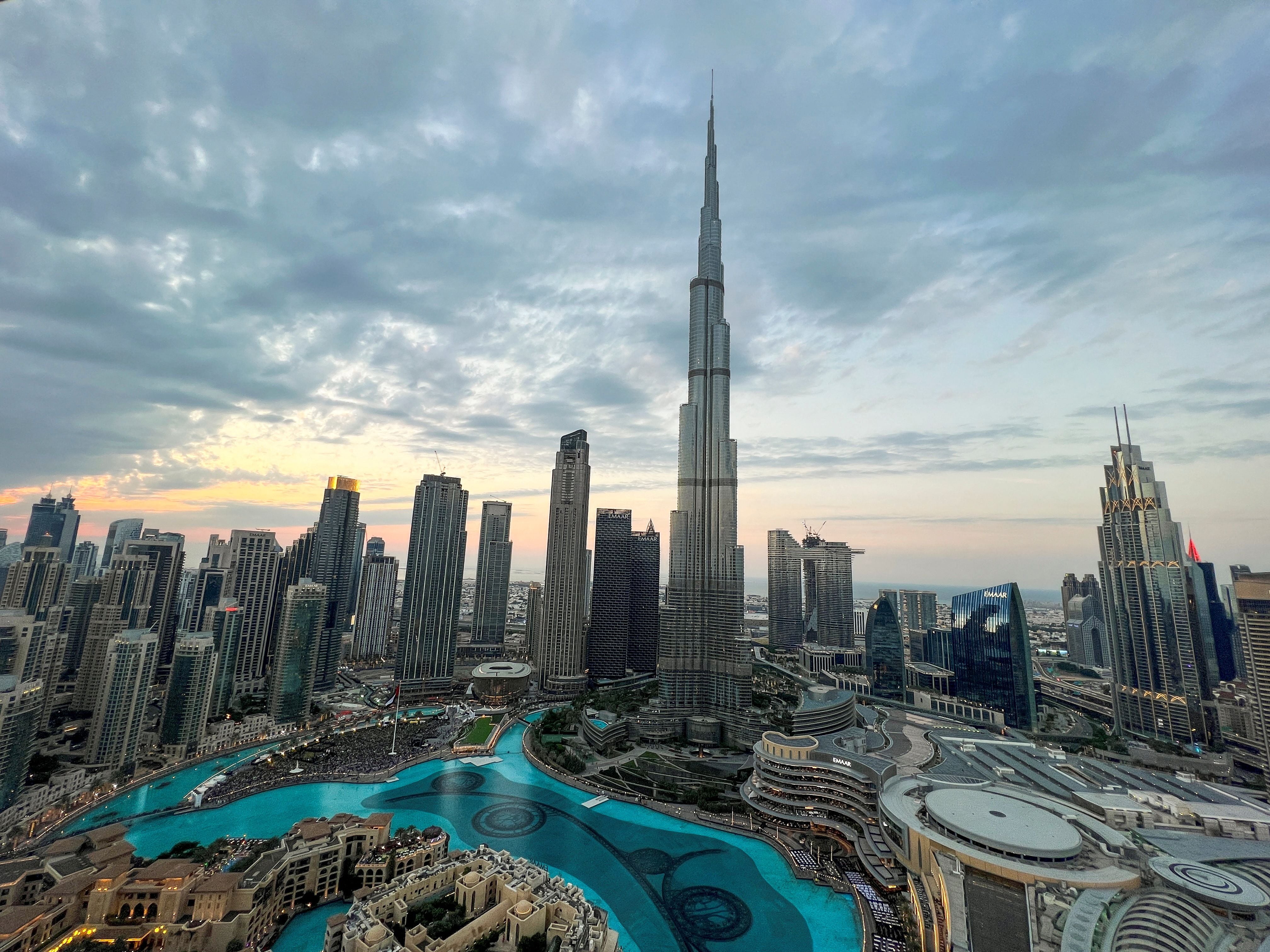 Vista general del centro de Dubái que muestra el edificio más alto del mundo, Burj Khalifa, en Dubái, Emiratos Árabes Unidos. El acero fue clave para edificar su estructura super resistente 
(Foto: REUTERS/Abdelhadi Ramahi)