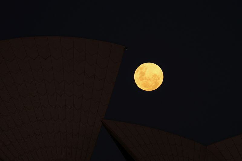 La Superluna detrás de la Ópera de Sídney, Australia, 26 mayo 2021.
REUTERS/Loren Elliott