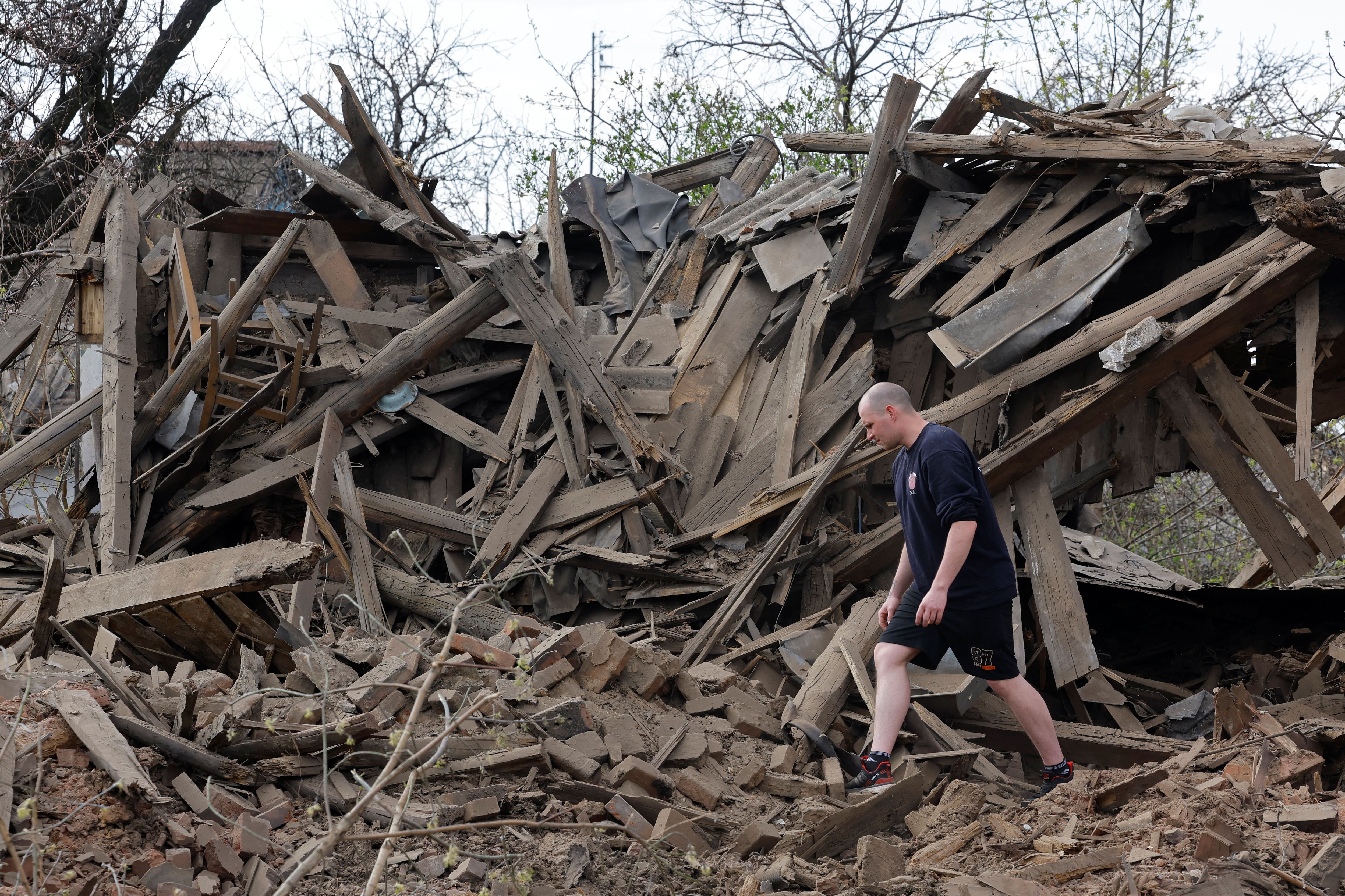 Un residente local camina entre las ruinas de una casa destruida por los recientes bombardeos en la región de Donetsk (REUTERS/Alexander Ermochenko)