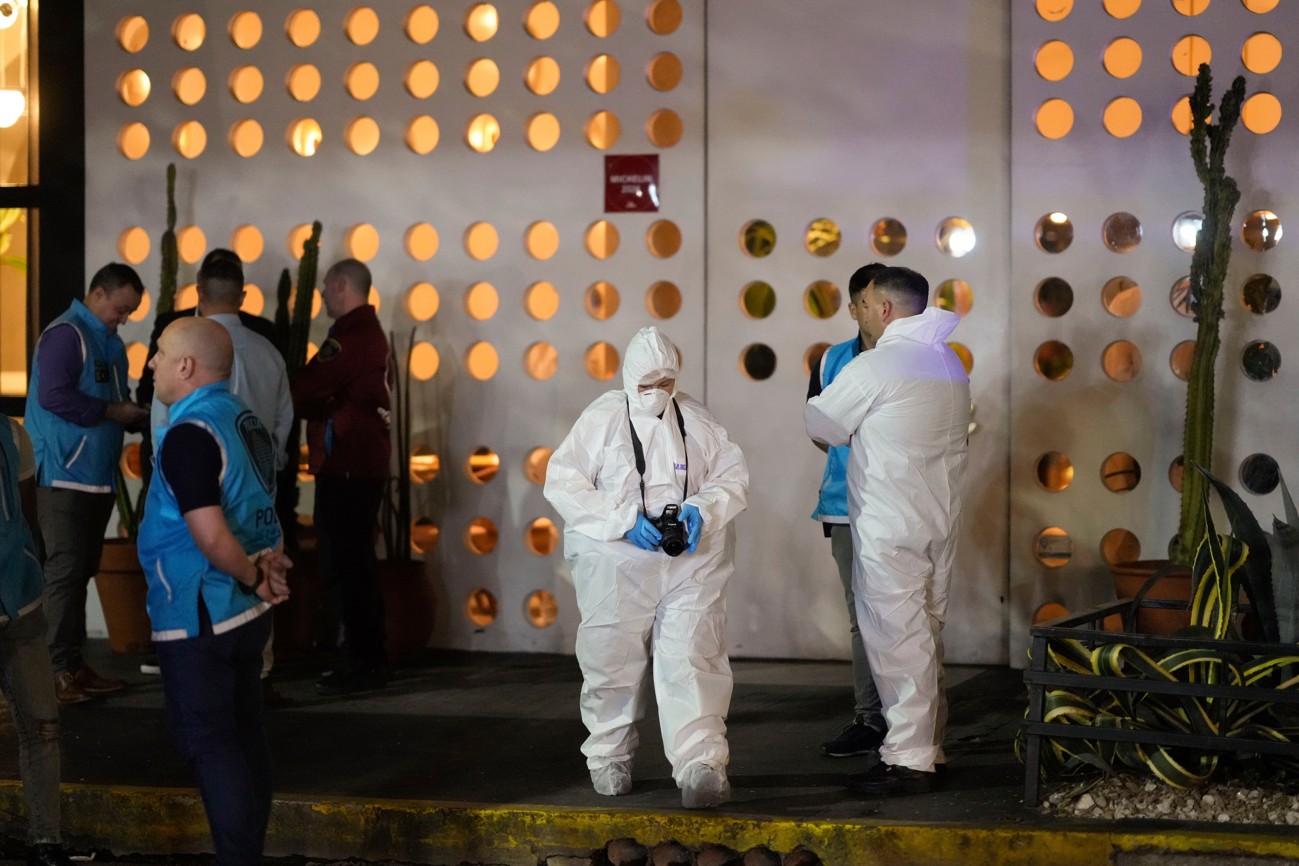 Las autoridades examinan dispositivos electrónicos y material de seguridad del hotel para esclarecer los eventos previos a la caída de Payne. (Foto AP/Natacha Pisarenko)