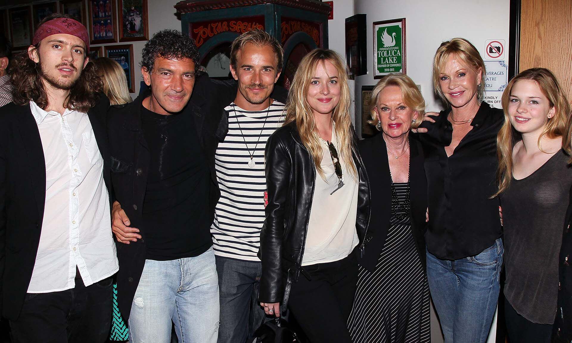 De izquierda a derecha, Alexander Bauer, Antonio Banderas, Jesse Johnson, Dakota Johnson, Tippi Hedren, Melanie Griffith y Stella Banderas en la presentación de "No Way Around But Through" en 2012 en Burbank, California.  (Photo by David Livingston/Getty Images)