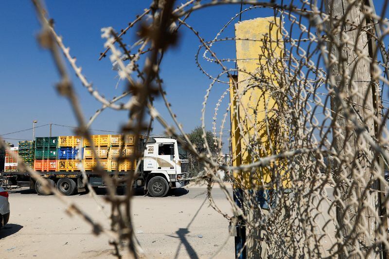 Vista de camiones de mercancías palestinos frente al paso comercial de Kerem Shalom (Reuters/archivo)