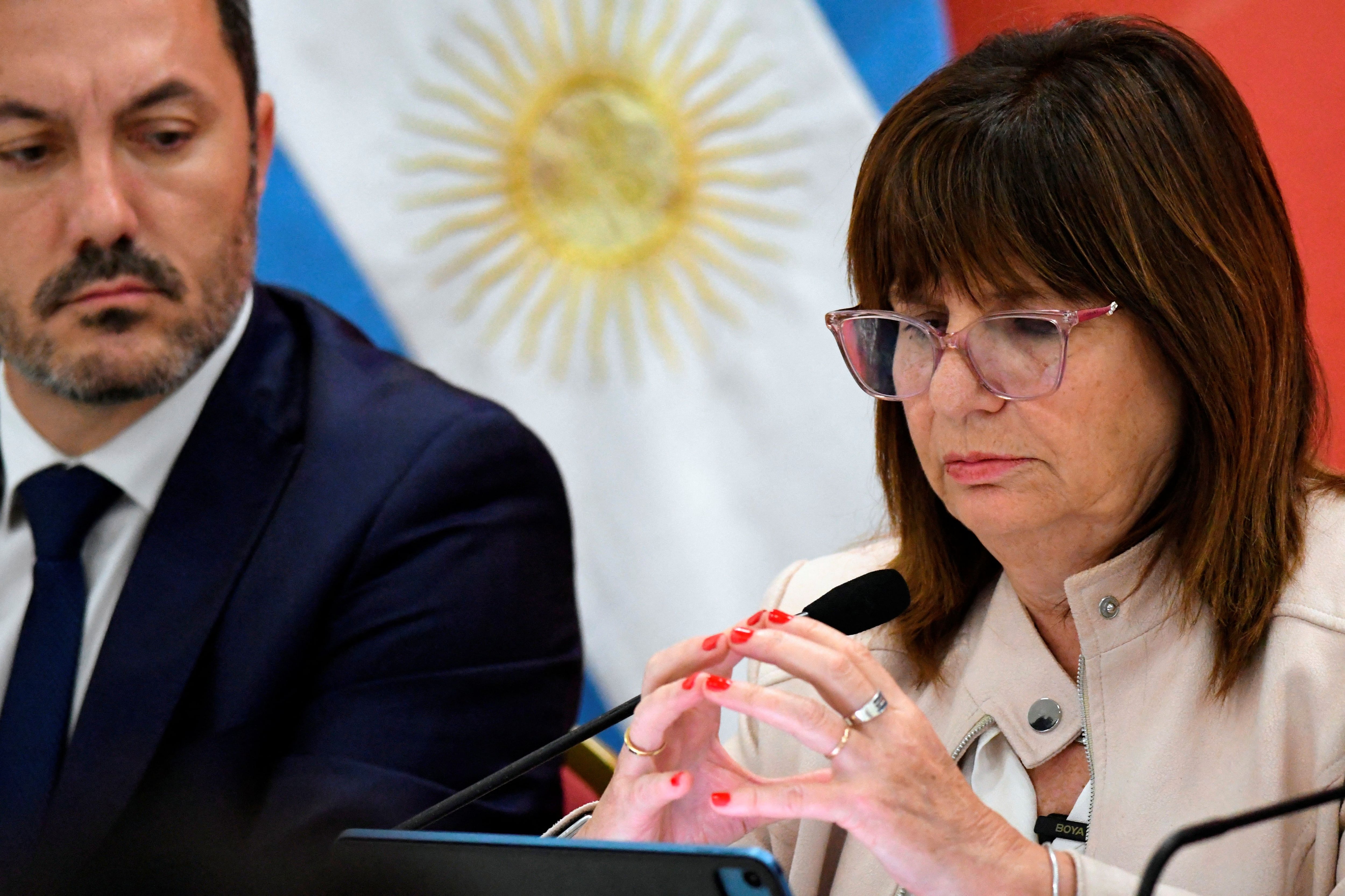 Los ministros Luis Petri (Defensa) y Patricia Bullrich (Bullrich) se alinearon con el mensaje de "reconciliación con las fuerzas armadas" (REUTERS/Stringer)