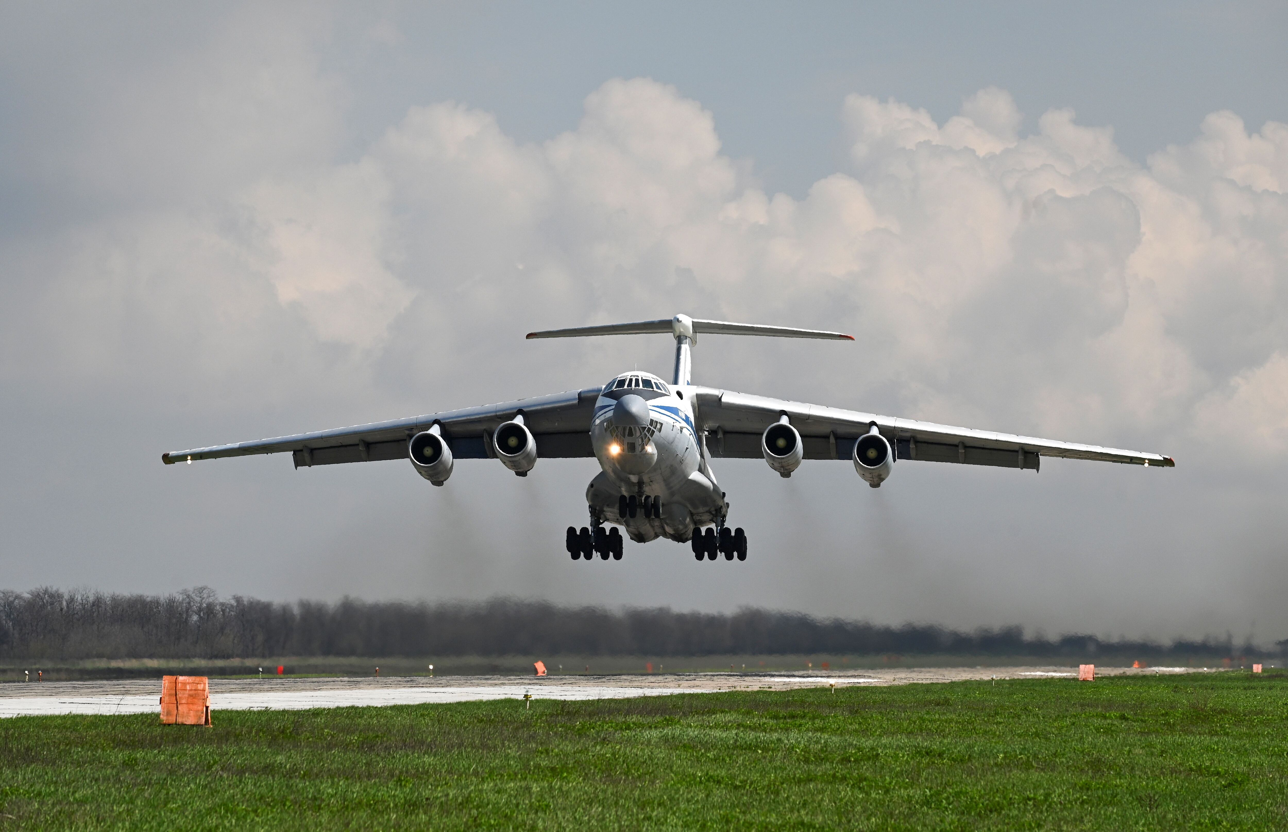 Un avión Ilyushin Il-76 en el aerodromo de Taganrog, Russia (REUTERS/Stringer)