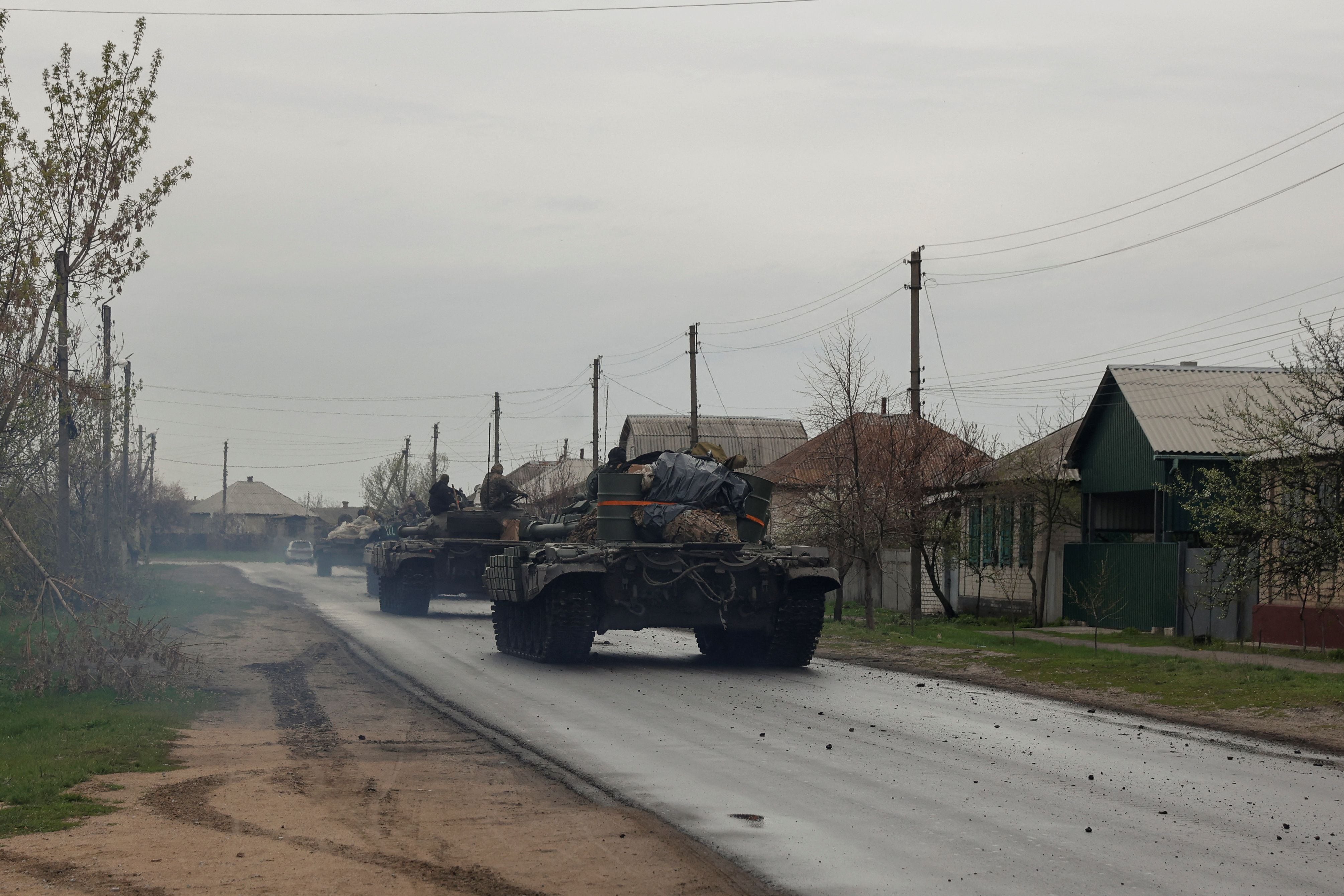 Tanques de las Fuerzas Armadas de Ucrania recorren una calle de un pueblo, mientras continúa el ataque de Rusia a Ucrania, en la región de Donetsk, Ucrania 18 de abril de 2022. REUTERS/Serhii Nuzhnenko