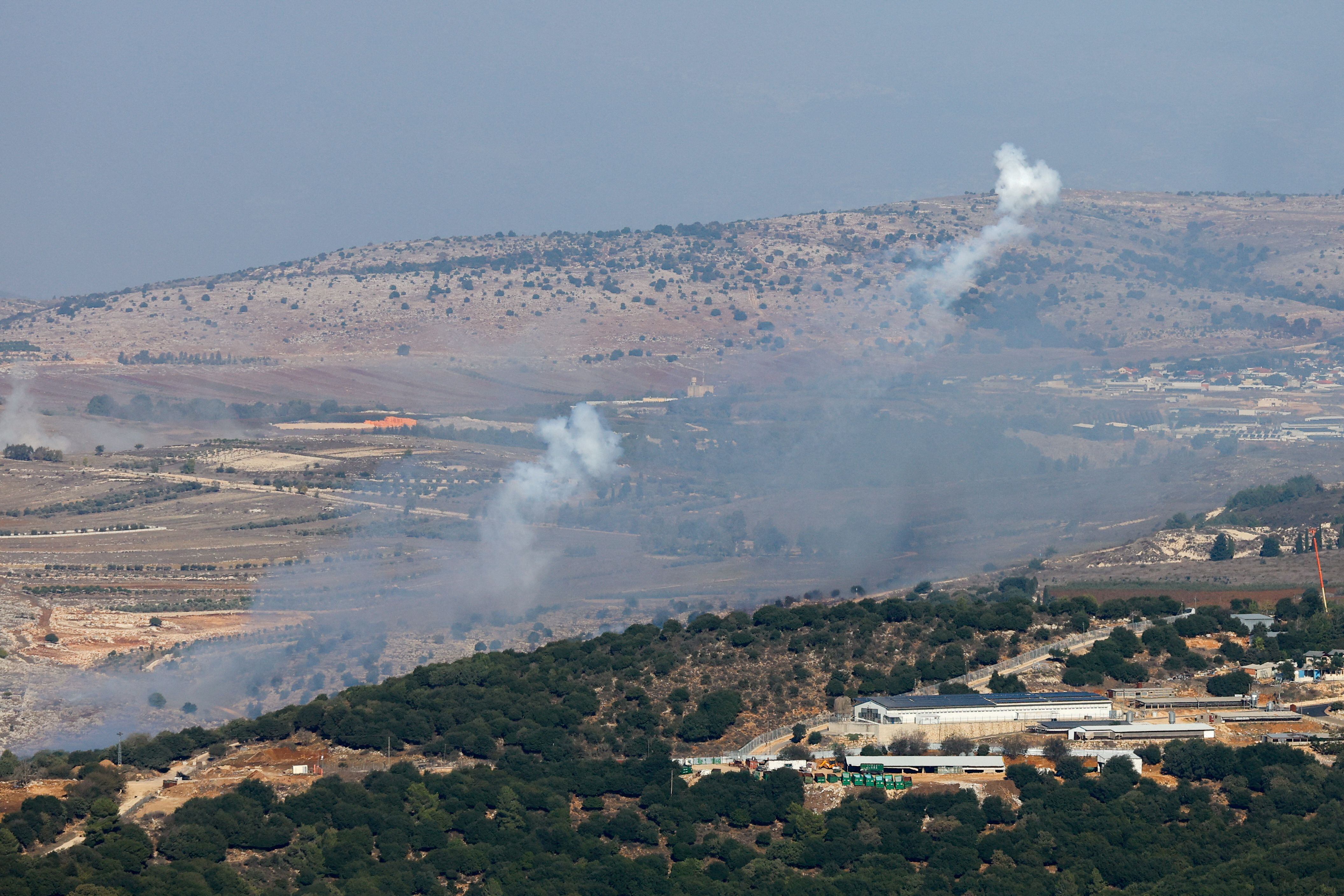 El humo se eleva en la frontera entre Israel y Líbano, visto desde el norte de Israel, 8 de noviembre de 2023. REUTERS/Alexander Ermochenko 