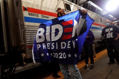 Partidario del candidato demócrata Joe Biden.  REUTERS / Mike Segar / foto de archivo