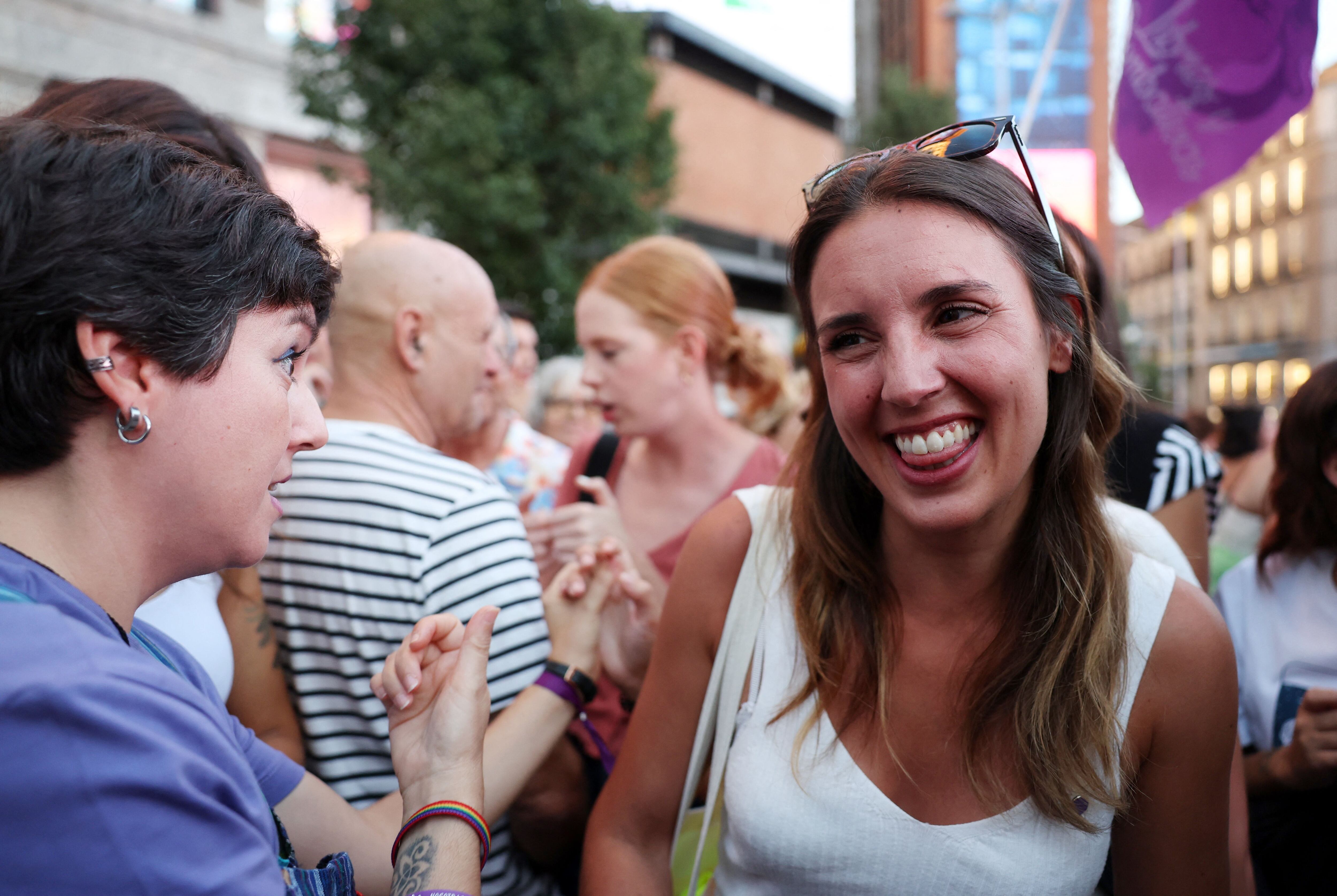 La ministra de Igualdad Irene Montero, autora de una Ley que benefició a más de un millar de delincuentes sexuales, aprovechó el caso Rubiales para recuperar protagonismo. En la foto, en una protesta contra el presidente de la Real Federación de Fútbol en la Plaza Callao, Madrid, el 28 de agosto pasado (REUTERS/Isabel Infantes)