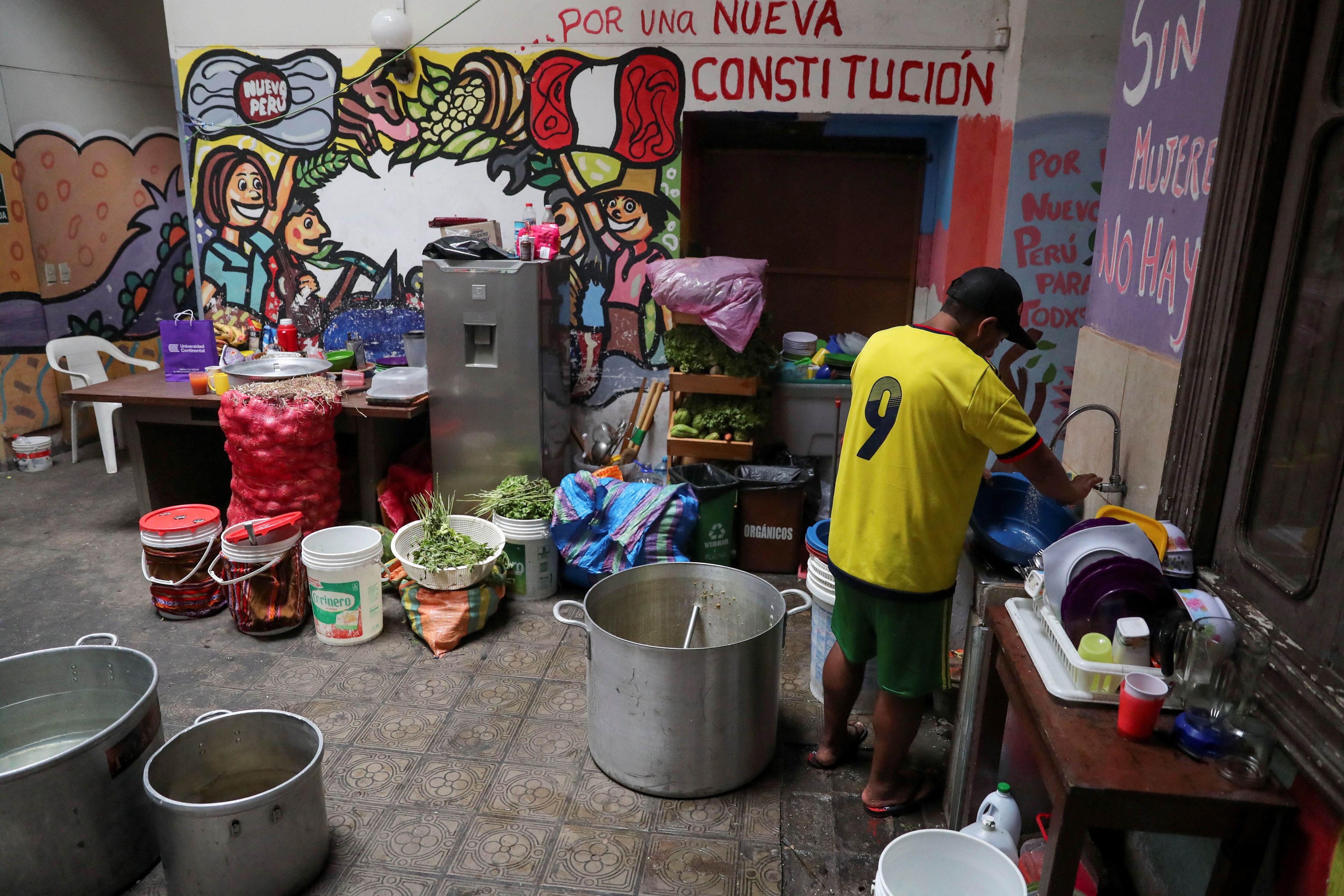 Una persona cocina para los manifestantes que llegaron a Lima desde diferentes partes de Perú para protestar contra el gobierno de la presidenta Dina Boluarte, en Lima. REUTERS/Sebastian Castaneda