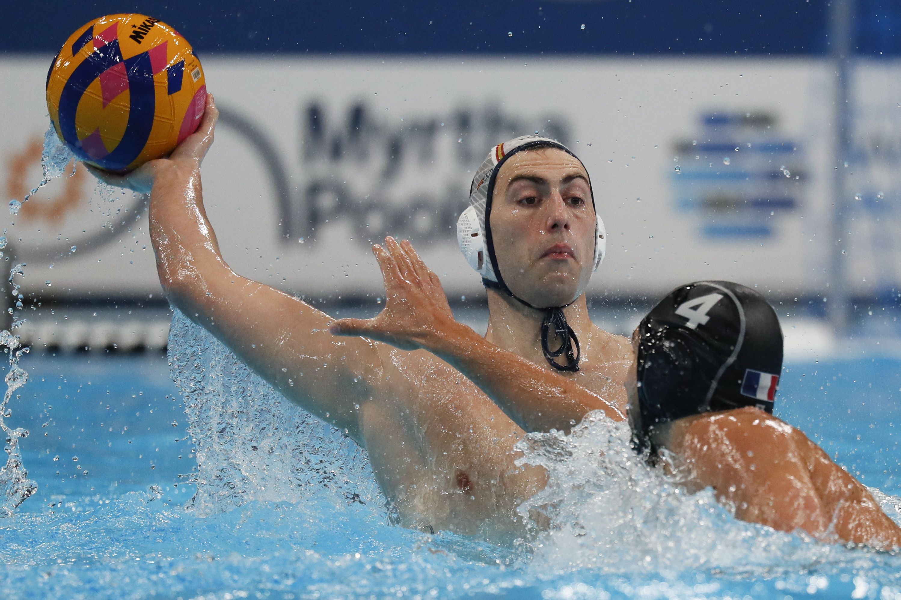 Bernat Sanahuja frente Alexandre Bouet, durante el partido por el tercer puesto del waterpolo en los Mundiales de Doha que enfrentó a ambas selecciones (EFE). 