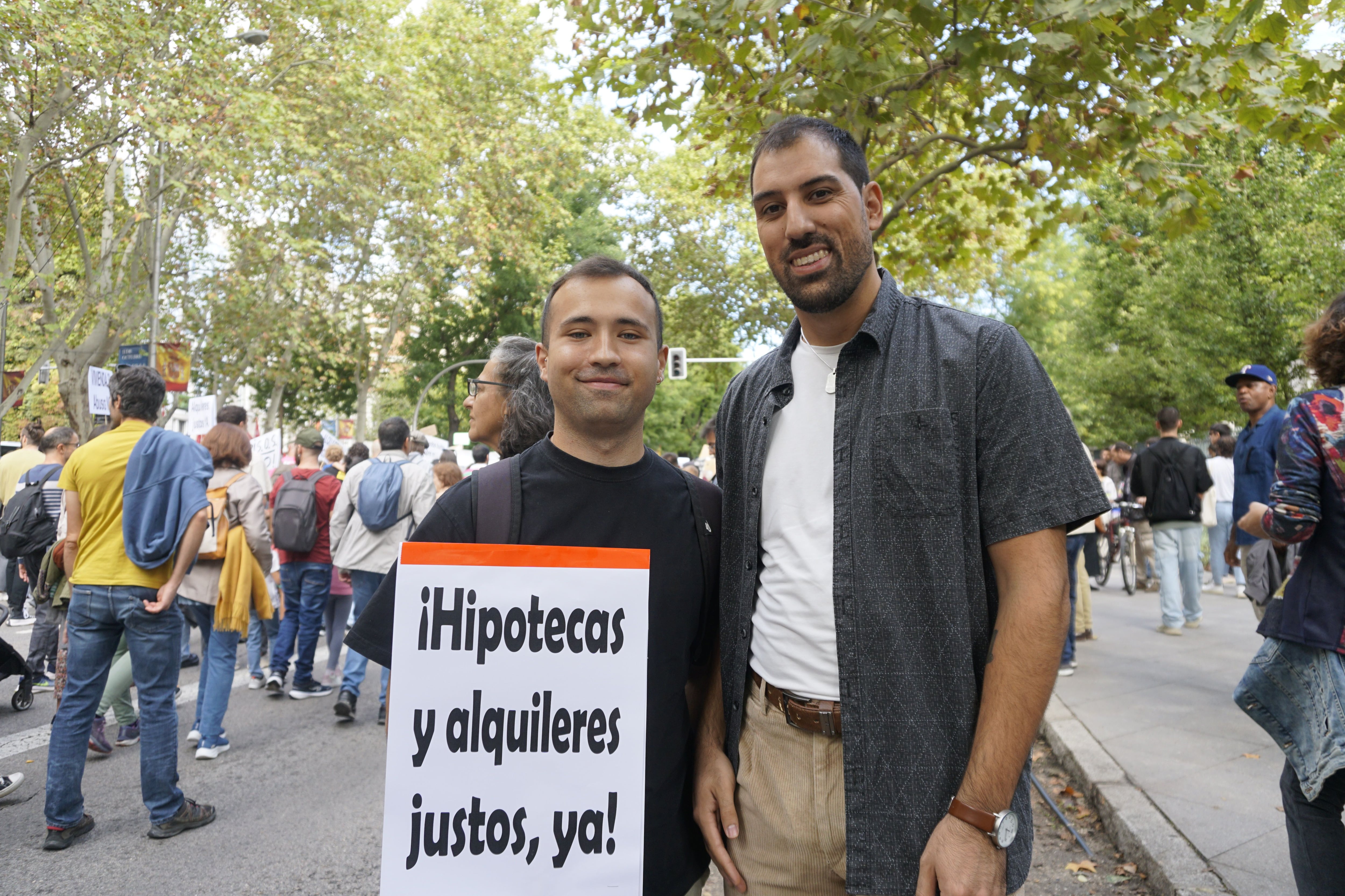 Jorge (i) y Adrián (d), durante la manifestación por los precios de los alquileres en Madrid. (Lydia Hernández Téllez/Infobae España)